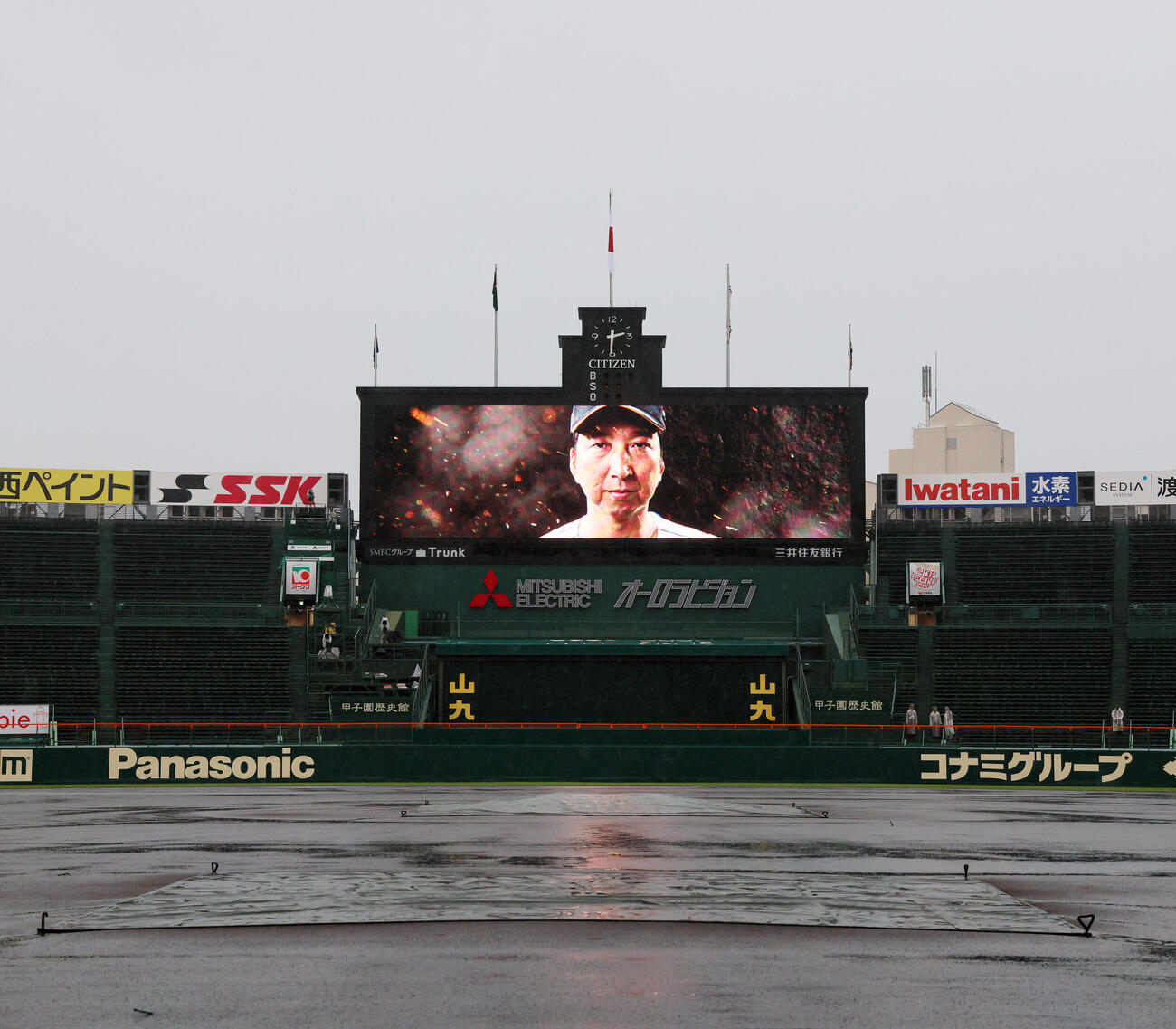 阪神対広島　グラウンドは再び雨水で濡れだした甲子園球場だが、スコアボードは試合開始に合わせ阪神藤川球児監督の映像を流して調整が続く（撮影・加藤哉）