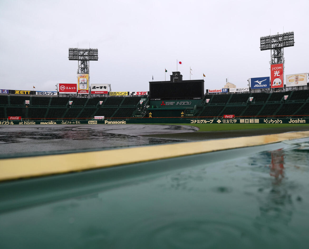 阪神対広島　カメラマン席のフェンスに雨水がたまりグラウンドも再び水で濡れだした甲子園球場（撮影・加藤哉）