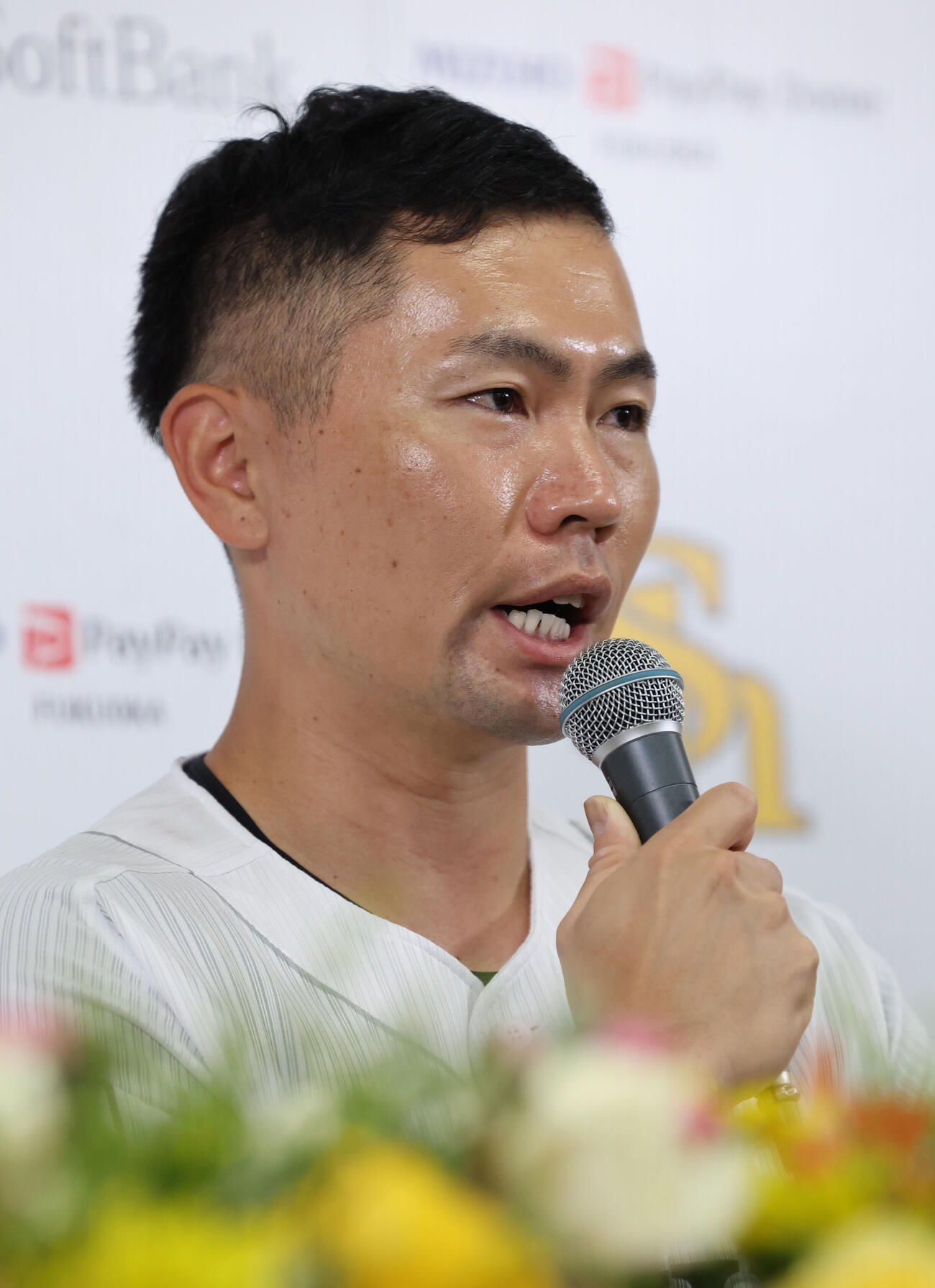 2026年7月3日、引退会見で涙をこらえながら話をするソフトバンク中村晃