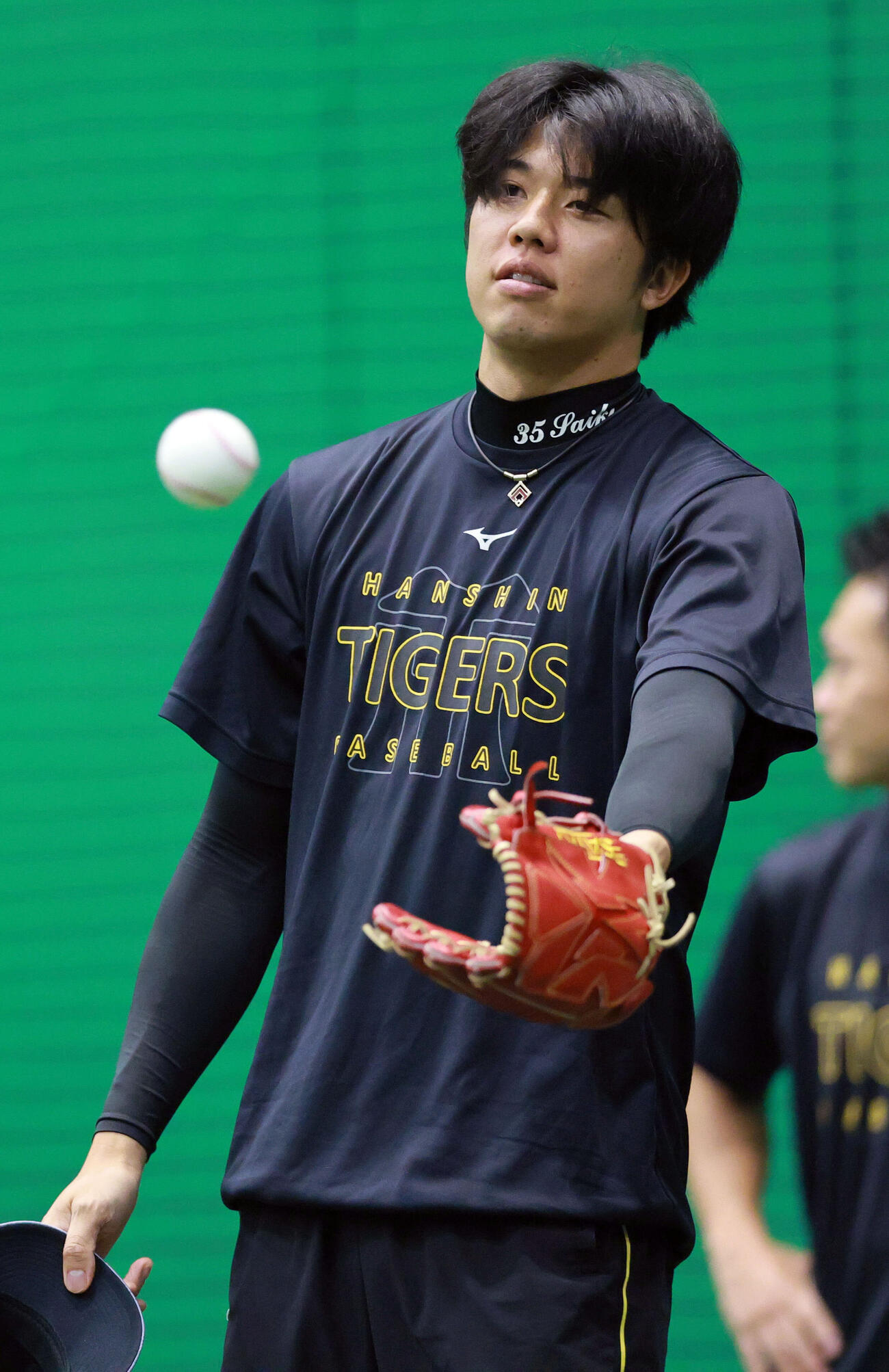 阪神対広島　室内でリラックスした表情をみせる阪神才木浩人（撮影・上山淳一）