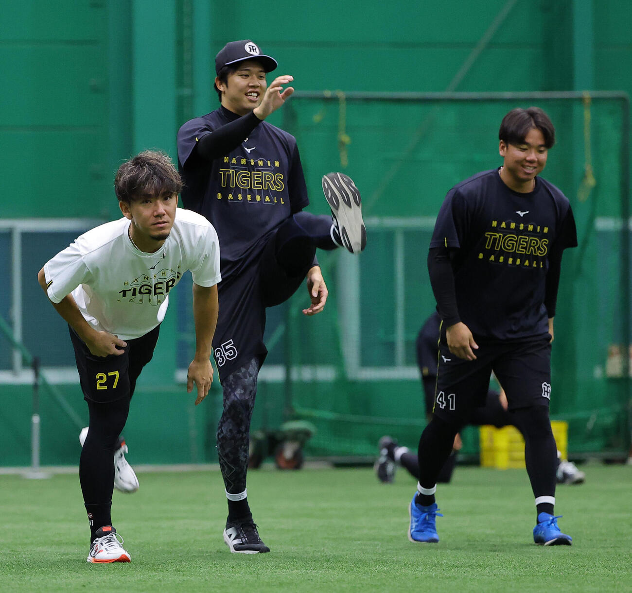 阪神対広島　ウオーミングアップをする左から阪神伊藤将司、才木浩人、村上頌樹（撮影・上田博志）
