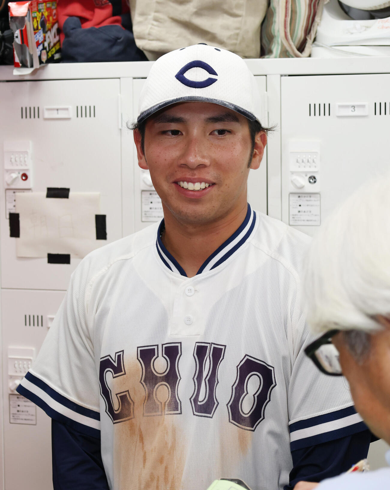 中大対青学大　勝利し囲み取材に応える伊藤櫂人（撮影・増田悦実）