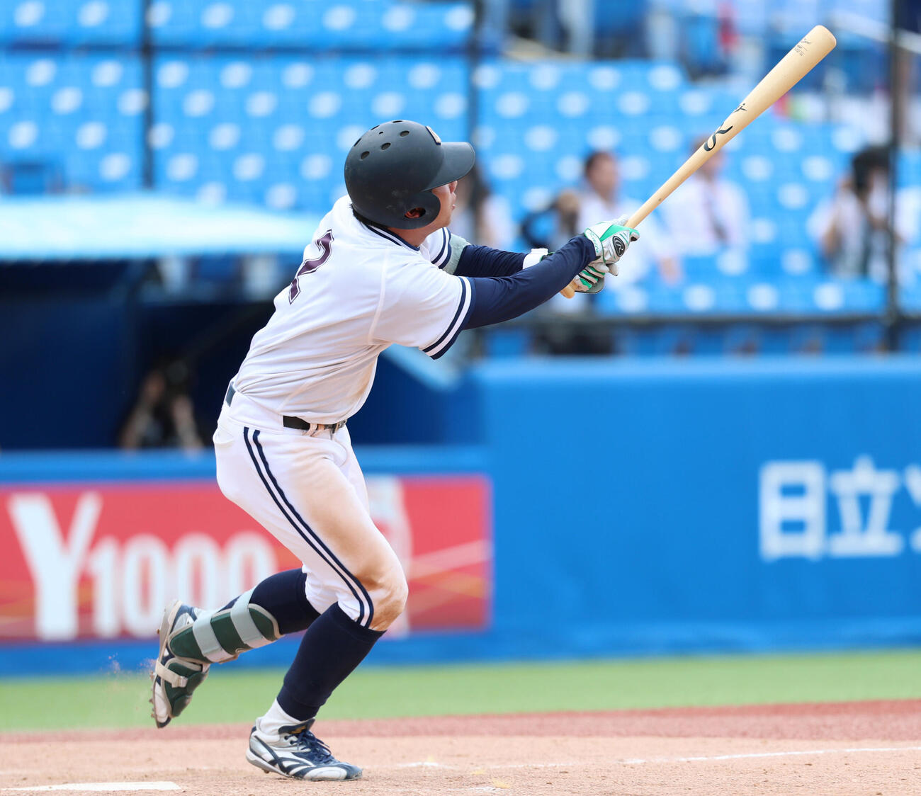 中大対青学大　5回表中大2死三塁、2点本塁打を放つ伊藤櫂人（撮影・増田悦実）