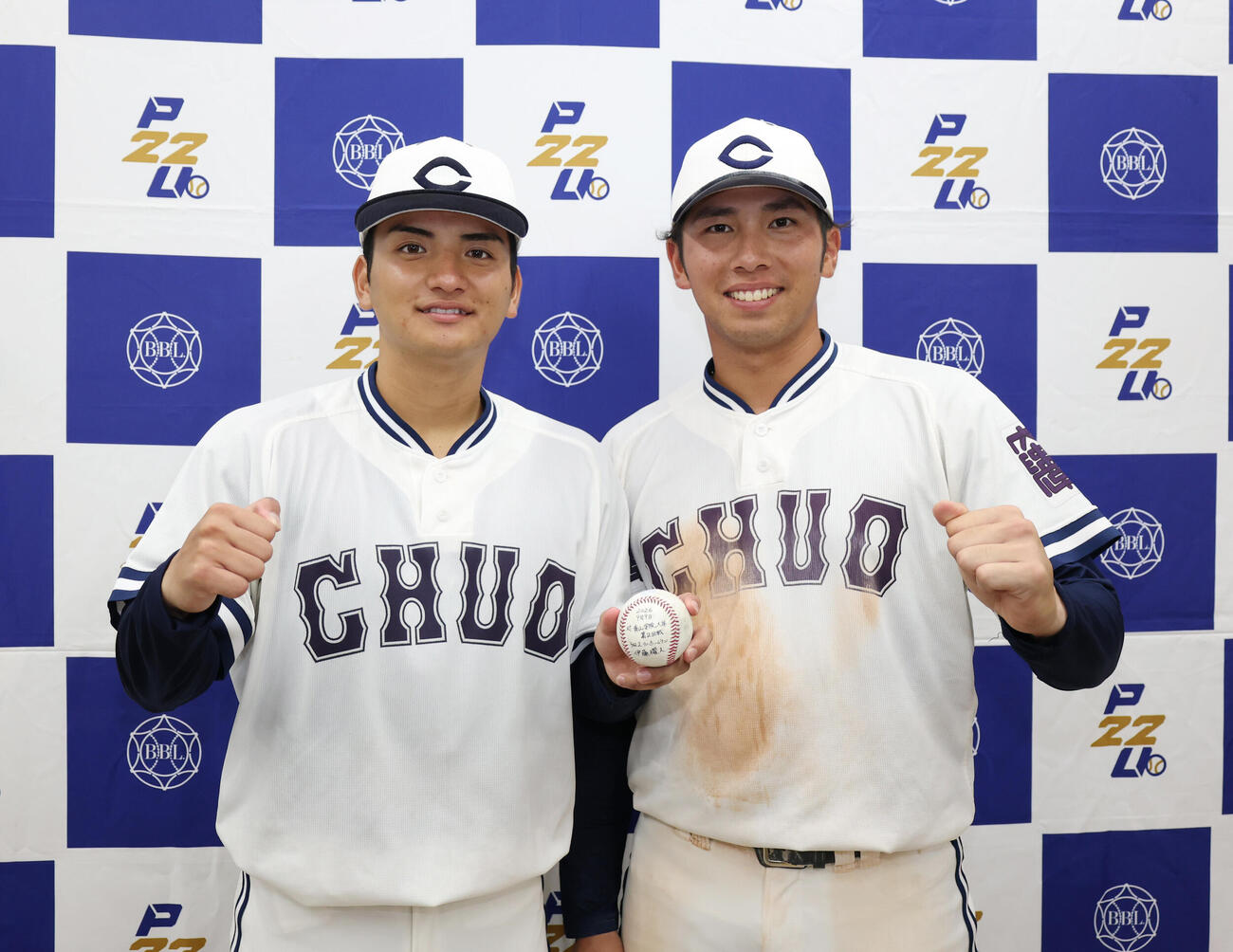 中大対青学大　勝利し笑顔で目線を向ける東恩納蒼（左）と伊藤櫂人（撮影・増田悦実）