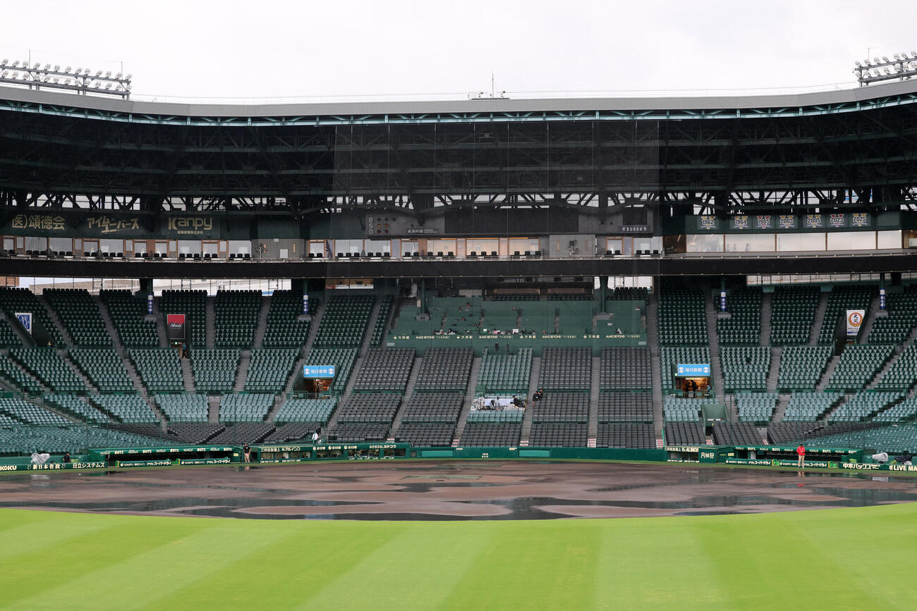 阪神対広島　雨で濡れたままの甲子園内野グラウンド（撮影・加藤哉）