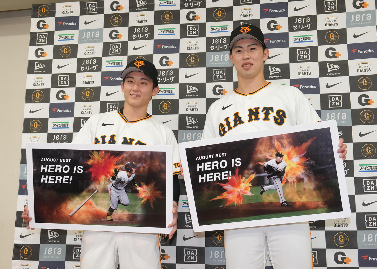 巨人対中日　「8月度月間ベストヒーロー」を受賞した巨人の浦田俊輔（左）と森田駿哉（撮影・足立雅史）