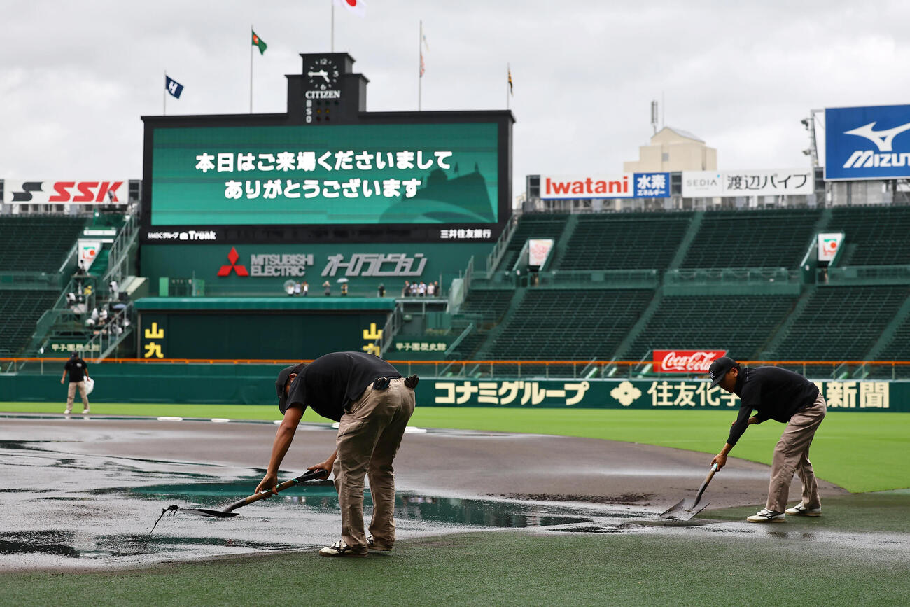 阪神対広島　開門と同時に整備を始めた阪神園芸のスタッフ（撮影・上田博志）