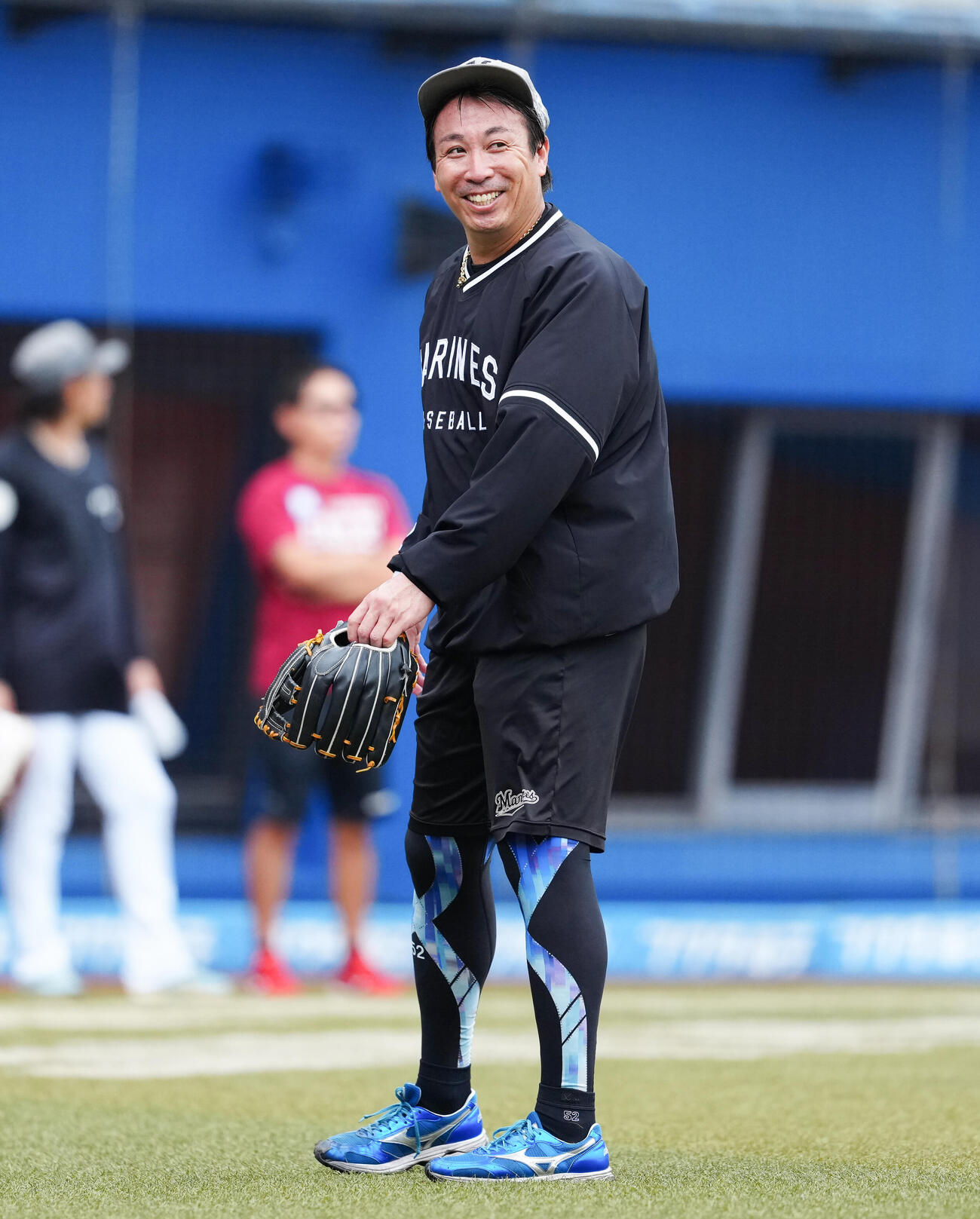 ロッテ対楽天　試合前練習で笑顔のロッテ益田直也（撮影・鈴木みどり）