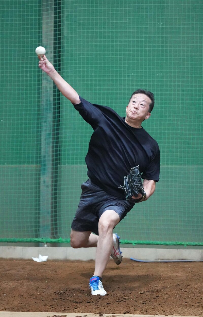 不慣れな傾斜のあるマウンドから投球練習する小澤秀寿さん（撮影・小沢裕）