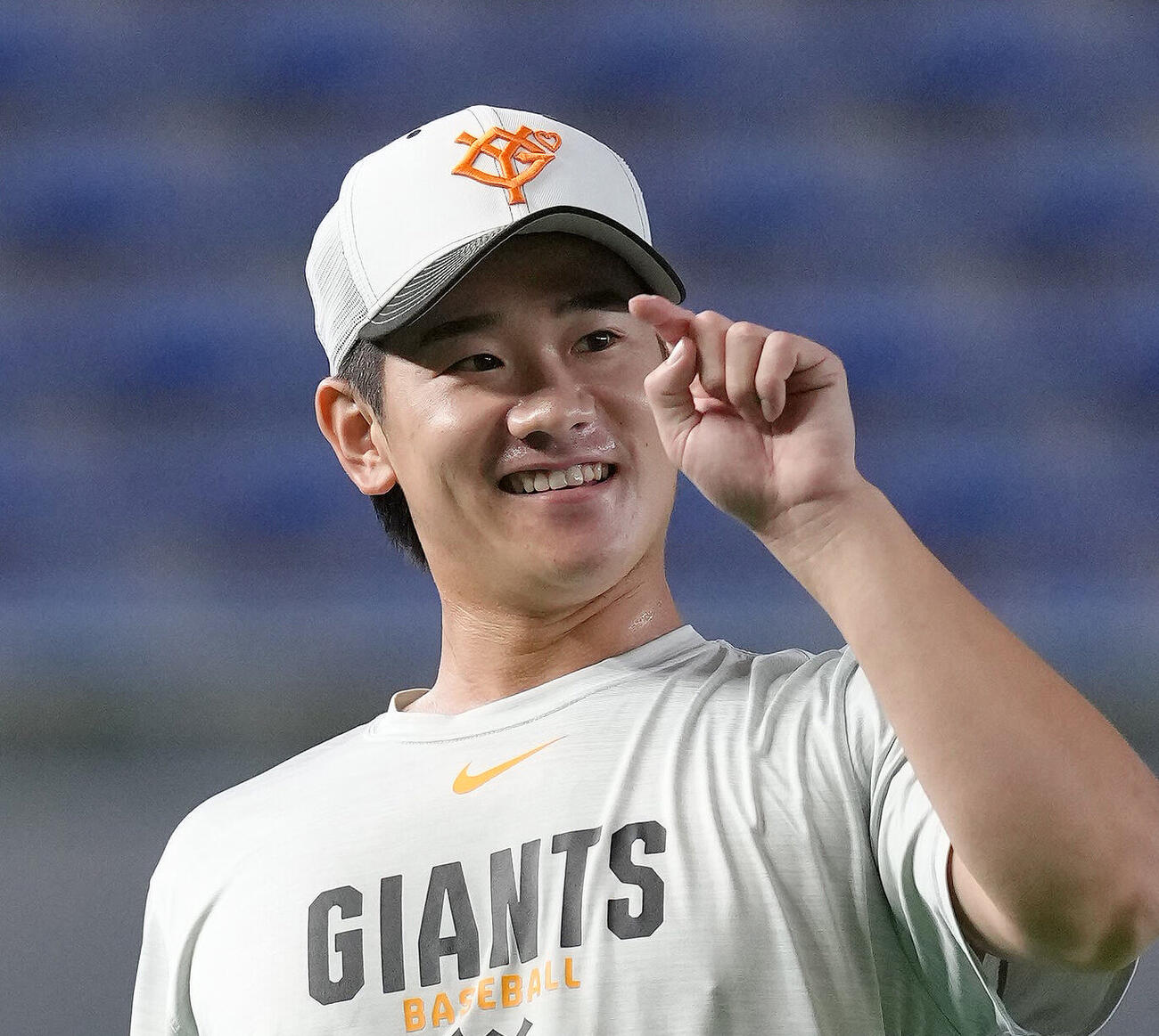 巨人対中日　練習中、笑顔を見せる巨人井上温大（撮影・足立雅史）
