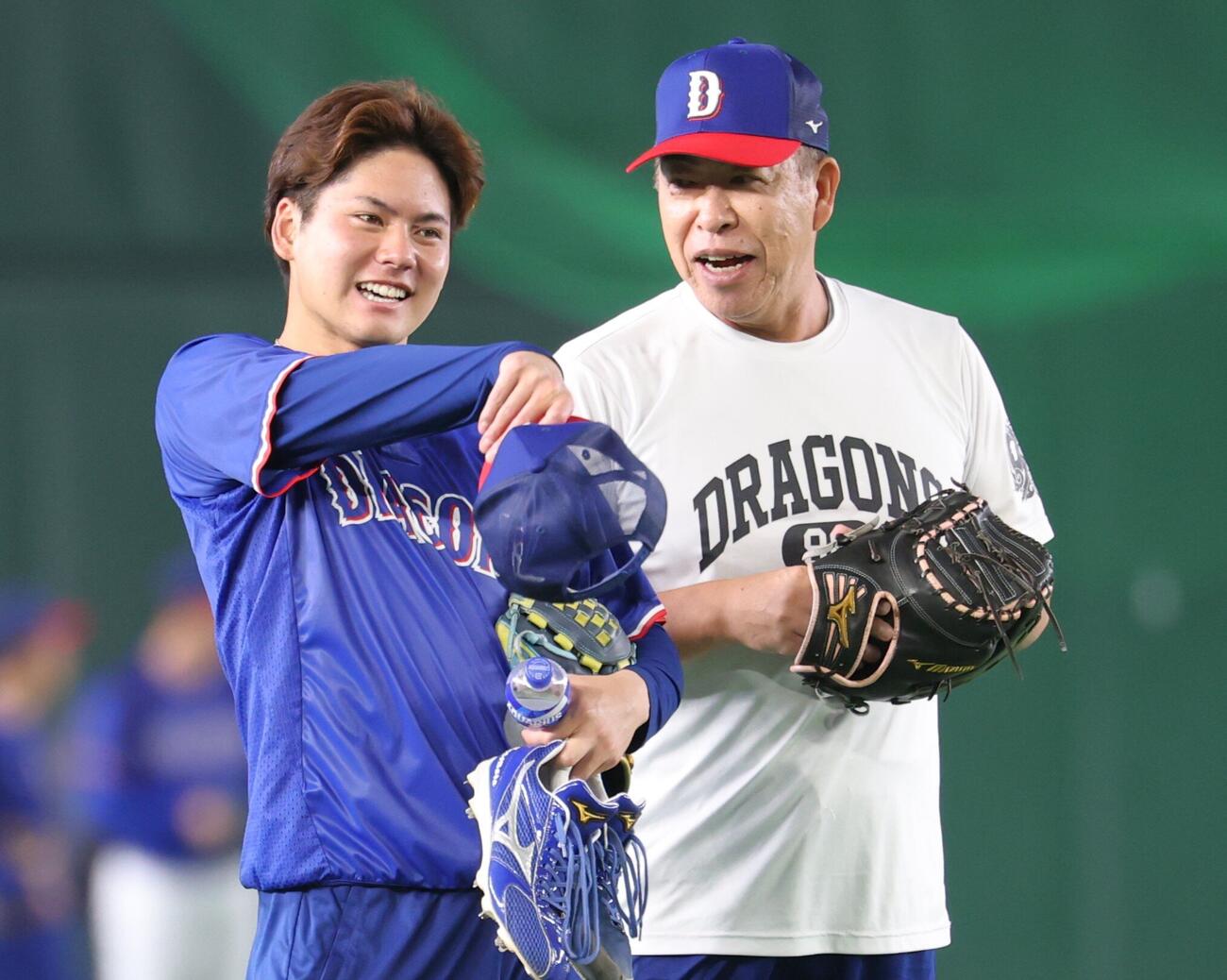 巨人対中日　試合前練習で井上一樹監督（右）と話す金丸夢斗（撮影・黒川智章）