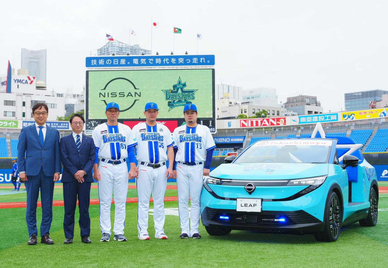 新型のリリーフカーと写真に納まる、左から日産自動車株式会社国内マーケティング＆セールス執行職の杉本全氏、DeNA木村洋太代表取締役、相川亮二監督、筒香嘉智、伊勢大夢（撮影・垰建太）