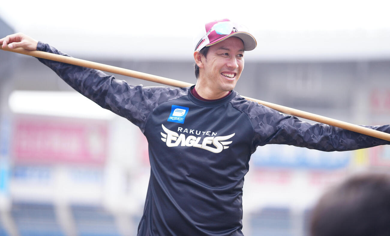 ロッテ対楽天　試合前練習で笑顔の楽天岸孝之（撮影・鈴木みどり）