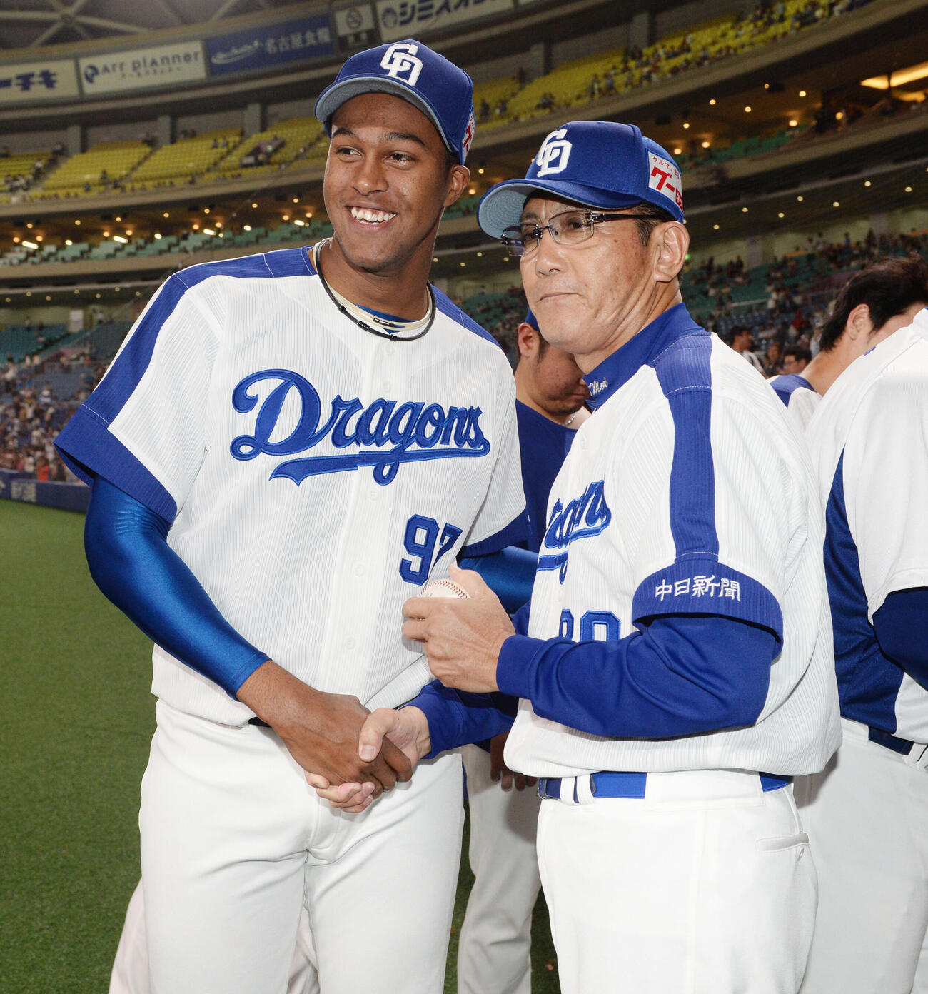 18年5月、森繁和監督（右）から祝福を受ける来日初勝利の中日ライデル・マルティネス