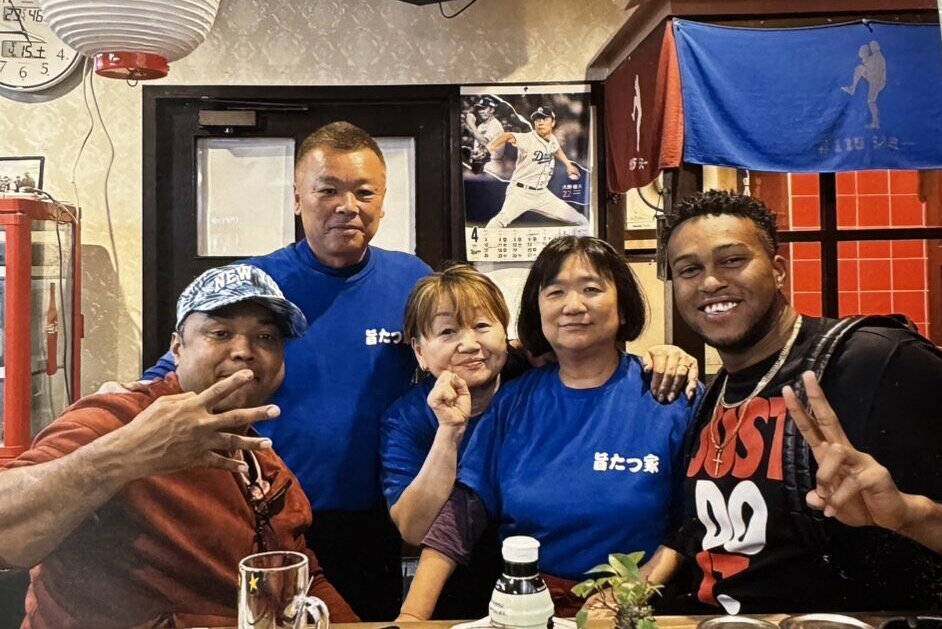中日OB清水さん（左から2人目）が経営する「旨たつ家」に現役選手1号で来店したマルティネス（右）（旨たつ家提供）