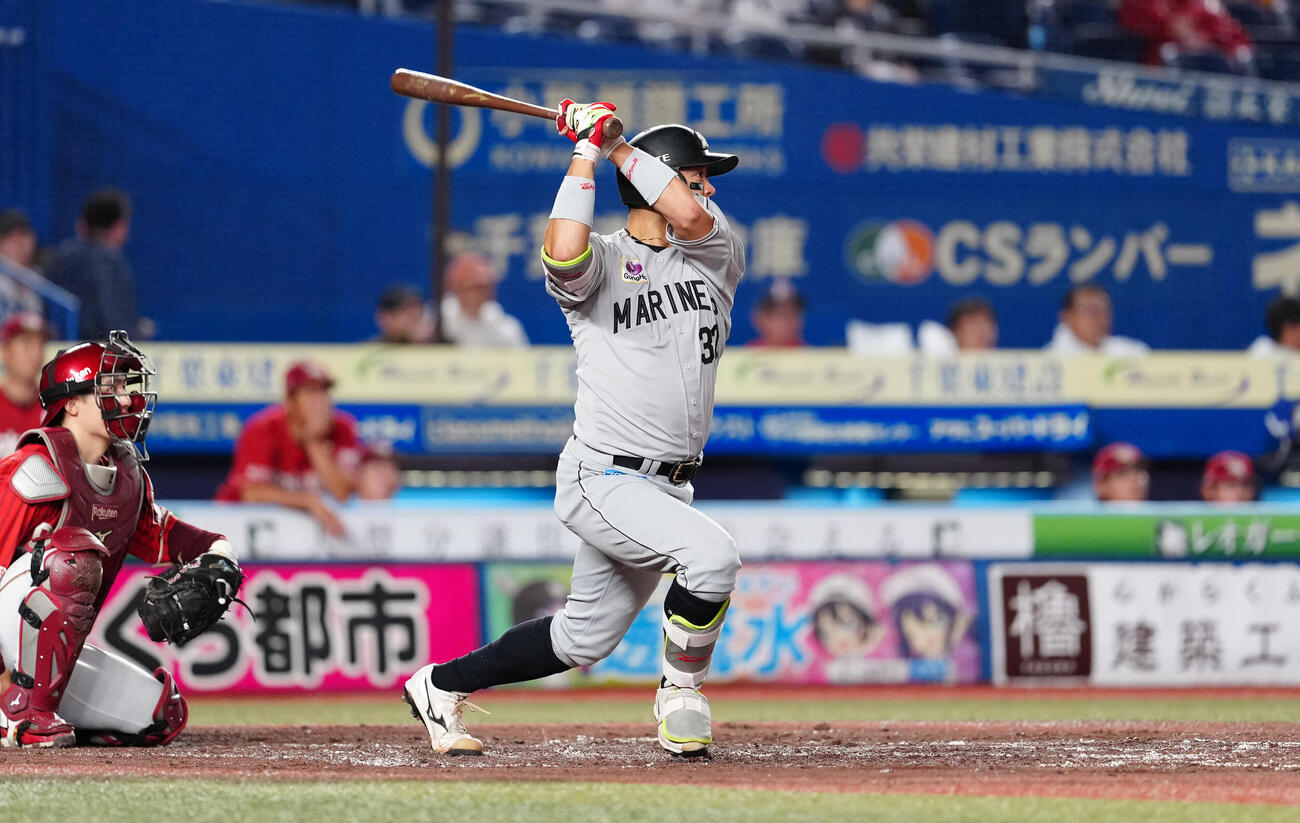 ロッテ対楽天　2回裏ロッテ無死、右越え本塁打を放つ佐藤都志也（撮影・鈴木みどり）