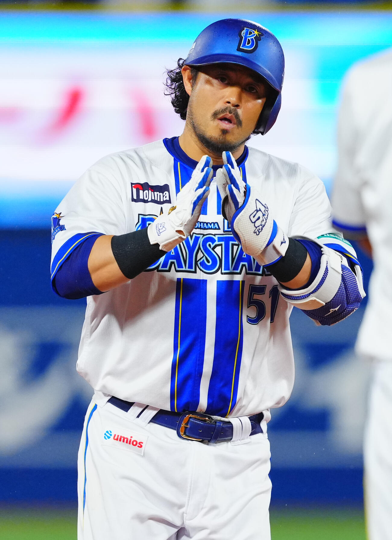 DeNA対ヤクルト　2回裏DeNA無死、ソロ本塁打を放ち手を合わせる宮崎敏郎（撮影・垰建太）