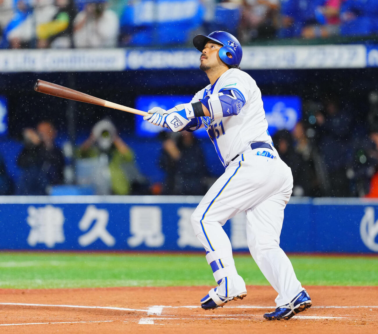 DeNA対ヤクルト　2回裏DeNA無死、左越えソロ本塁打を放つ宮崎敏郎（撮影・垰建太）
