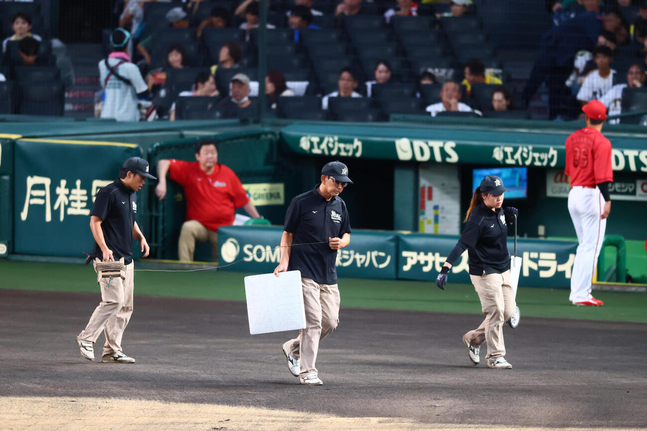 阪神対広島　白線を引きベースを設置する阪神園芸のグラウンドキーパー（撮影・加藤哉）