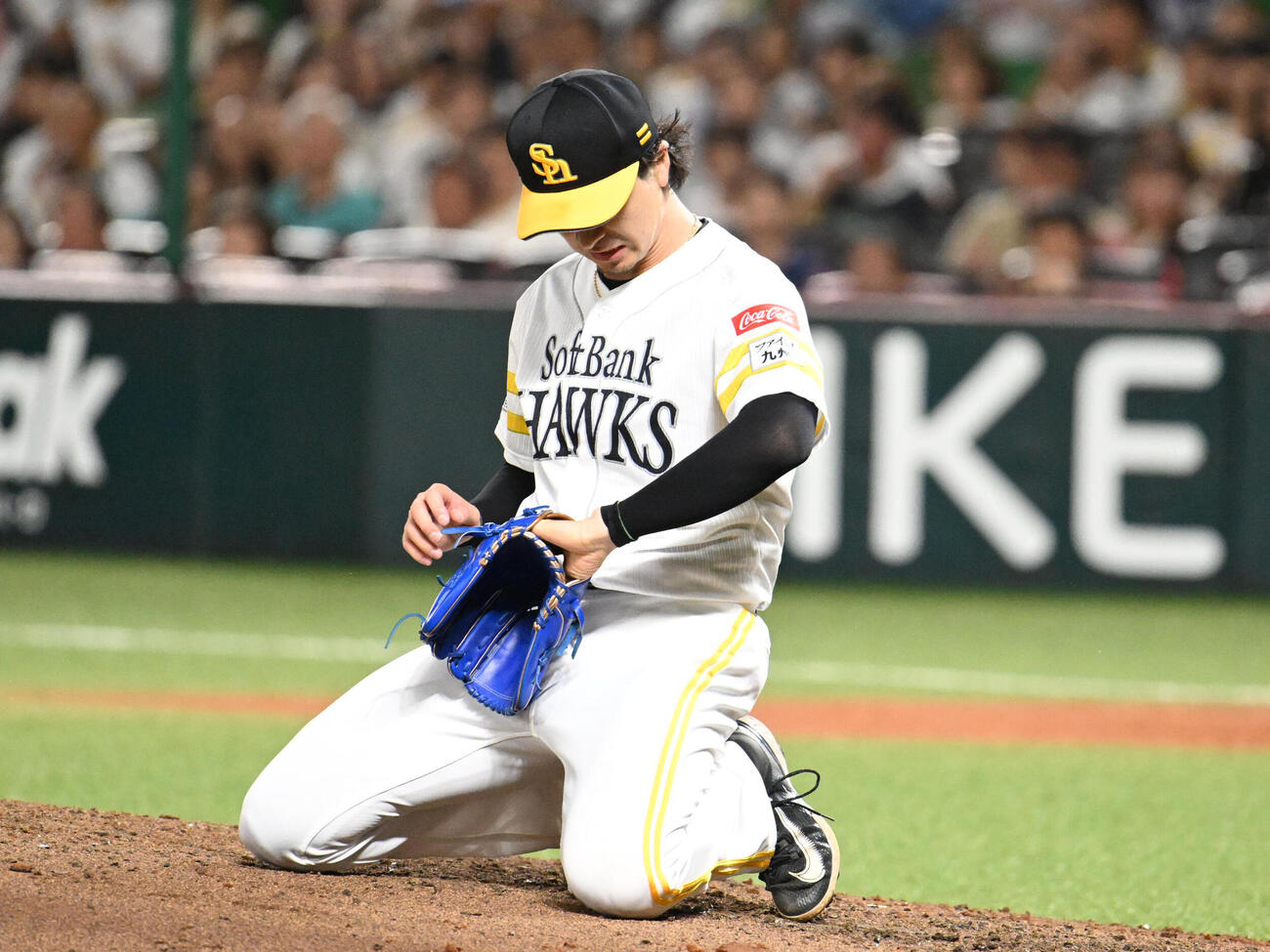 ソフトバンク対日本ハム　4回表日本ハム1死、折れたバットが直撃し手元を見つめる上沢直之（撮影・林敢治）