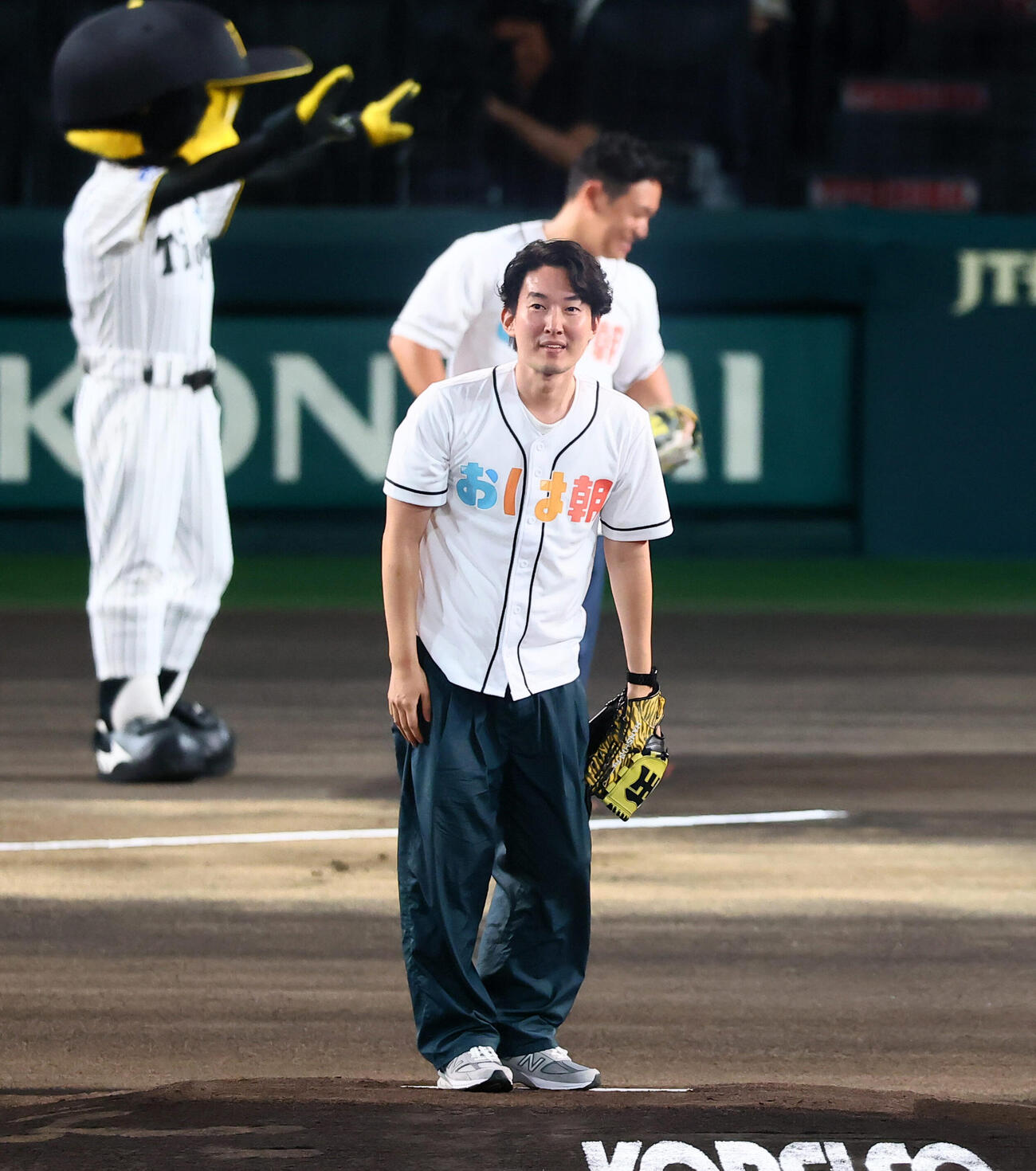 阪神対広島　ファーストピッチを行うABCの古川昌希アナウンサー（撮影・加藤哉）