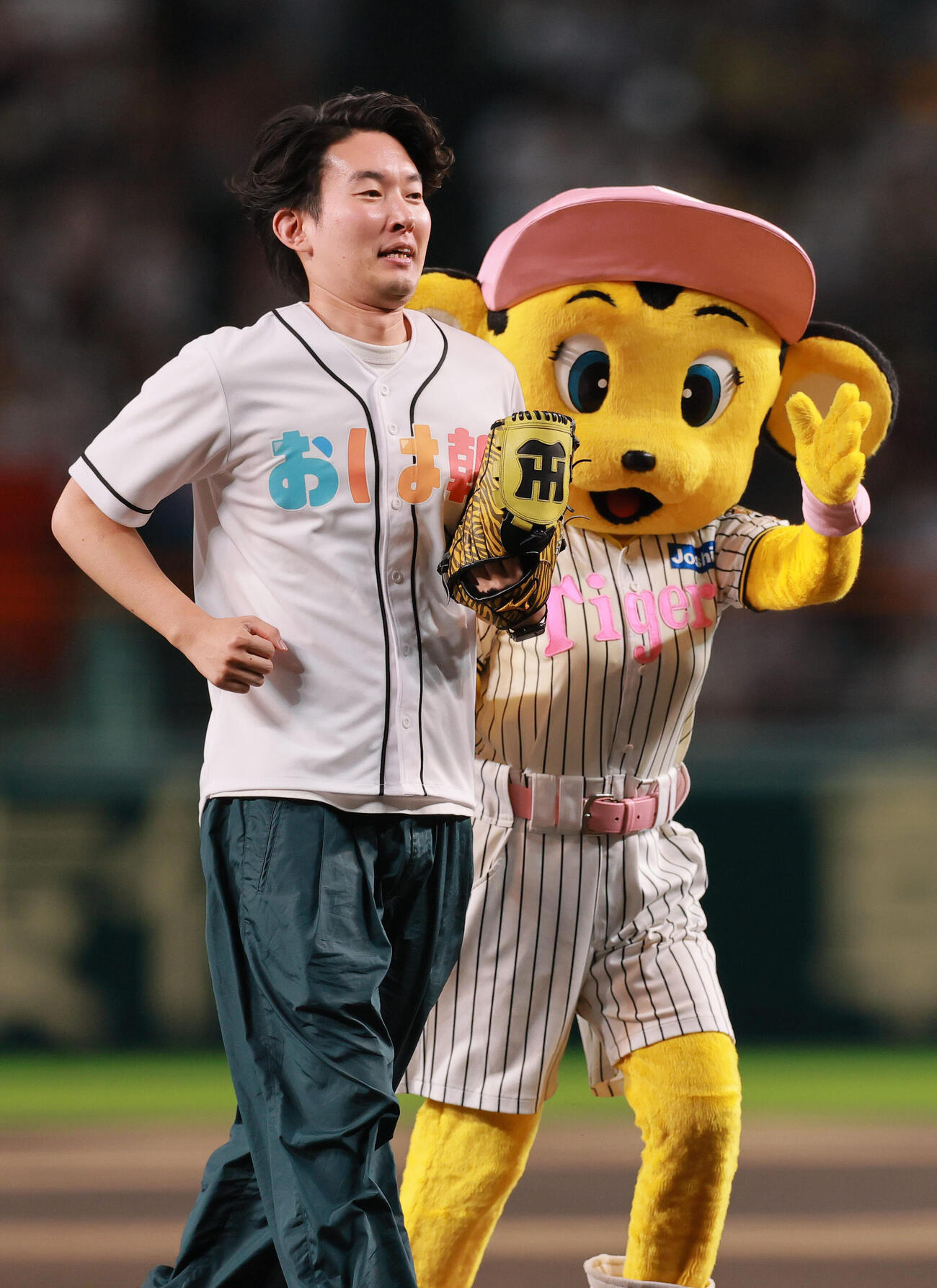 阪神対広島　ファーストピッチで投球した朝日放送テレビ古川昌希アナウンサー（撮影・上山淳一）