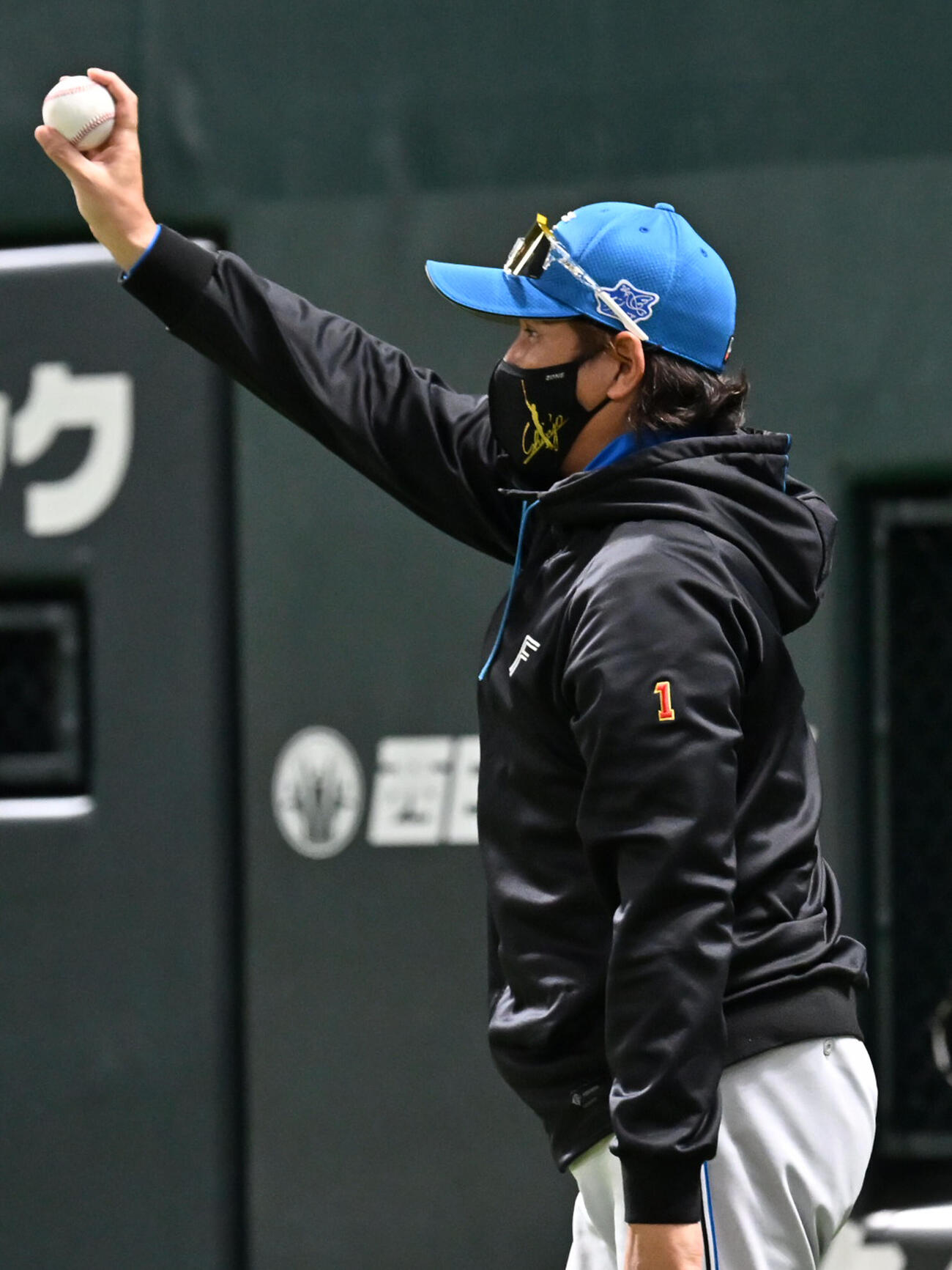 ソフトバンク対日本ハム　2回表日本ハム1死一塁、柴田獅子のプロ初安打のボールを受け取る新庄剛志監督（撮影・林敢治）