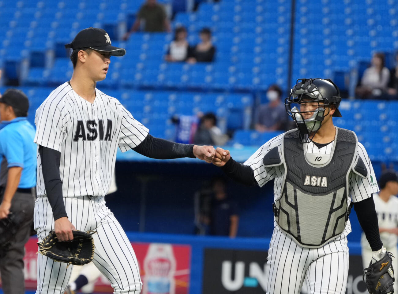 亜大対東洋大　5回裏東洋大の攻撃を1失点でしのいだ亜大先発の川尻啓人（左）は前島藍とグータッチ（撮影・小沢裕）