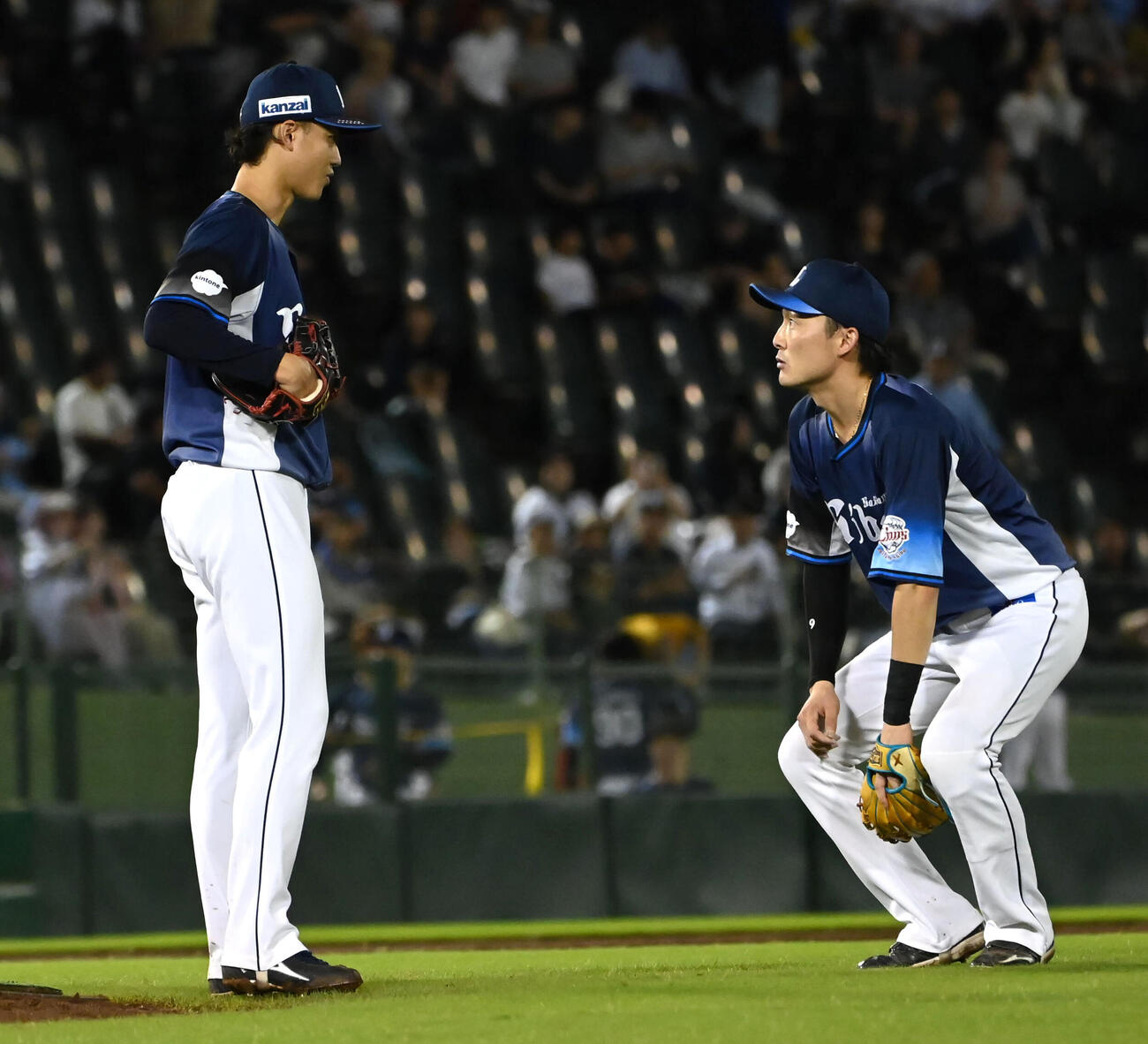 オリックス対西武　4回裏オリックス2死一塁、大城滉二に四球を与えマウンドで源田壮亮（右）と話す菅井信也（撮影・石井愛子）