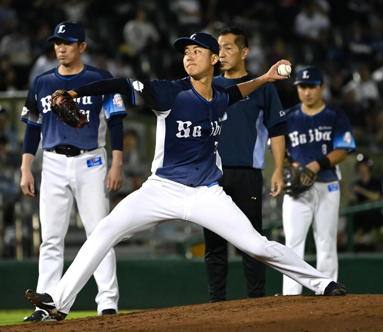 オリックス対西武　4回裏オリックス2死一塁、治療を終え投球をする菅井信也（撮影・石井愛子）