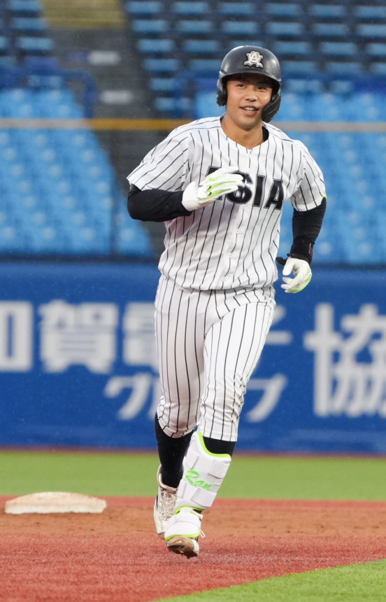 亜大対東洋大　3回表亜大無死、前島藍は左飛に倒れベンチへ引き揚げる（撮影・小沢裕）　♯東京・神宮球場　東都大学野球秋季リーグ戦、一部　