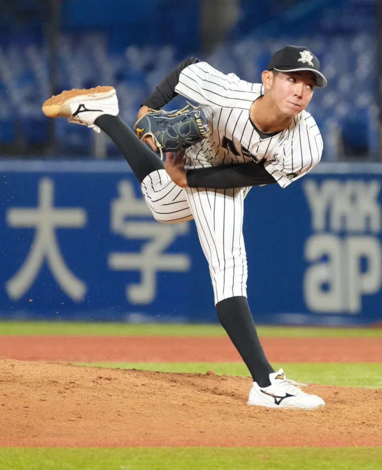 亜大対東洋大　亜大3番手で登板した田崎颯士（撮影・小沢裕）　♯東京・神宮球場　東都大学野球秋季リーグ戦、一部　