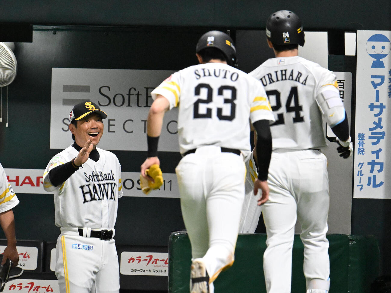 ソフトバンク対日本ハム　3回裏ソフトバンク2死二塁、逆転2点本塁打を放った栗原陵矢を迎える小久保裕紀監督（左）（撮影・林敢治）