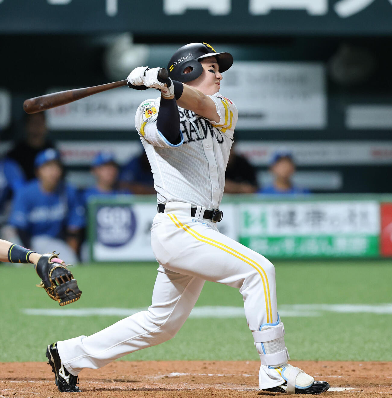 ソフトバンク日本ハム　3回裏ソフトバンク2死二塁、栗原陵矢は逆転となる右越え2点本塁打を放つ（撮影・梅根麻紀）