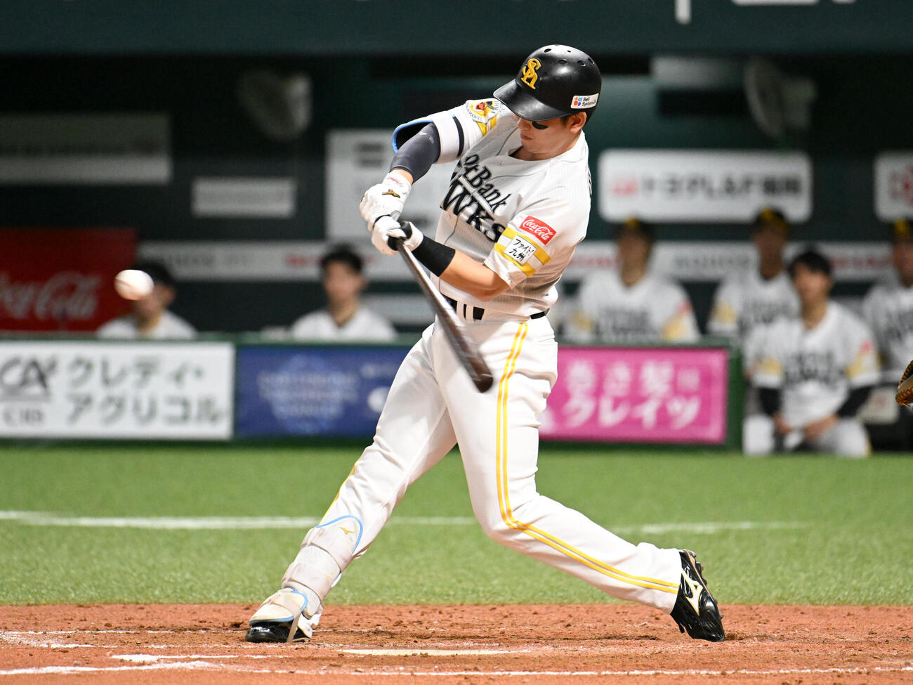 ソフトバンク対日本ハム　3回裏ソフトバンク2死二塁、栗原陵矢は逆転2点本塁打を放つ（撮影・林敢治）