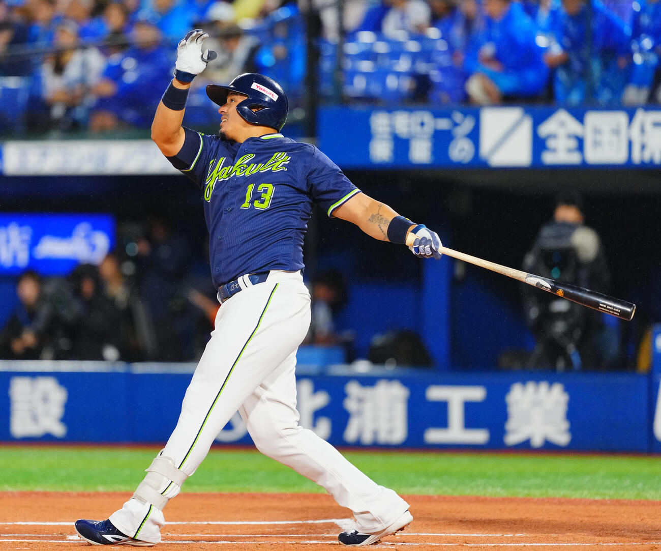 DeNA対ヤクルト　1回表ヤクルト2死一塁、先制適時二塁打を放つホセ・オスナ（撮影・垰建太）