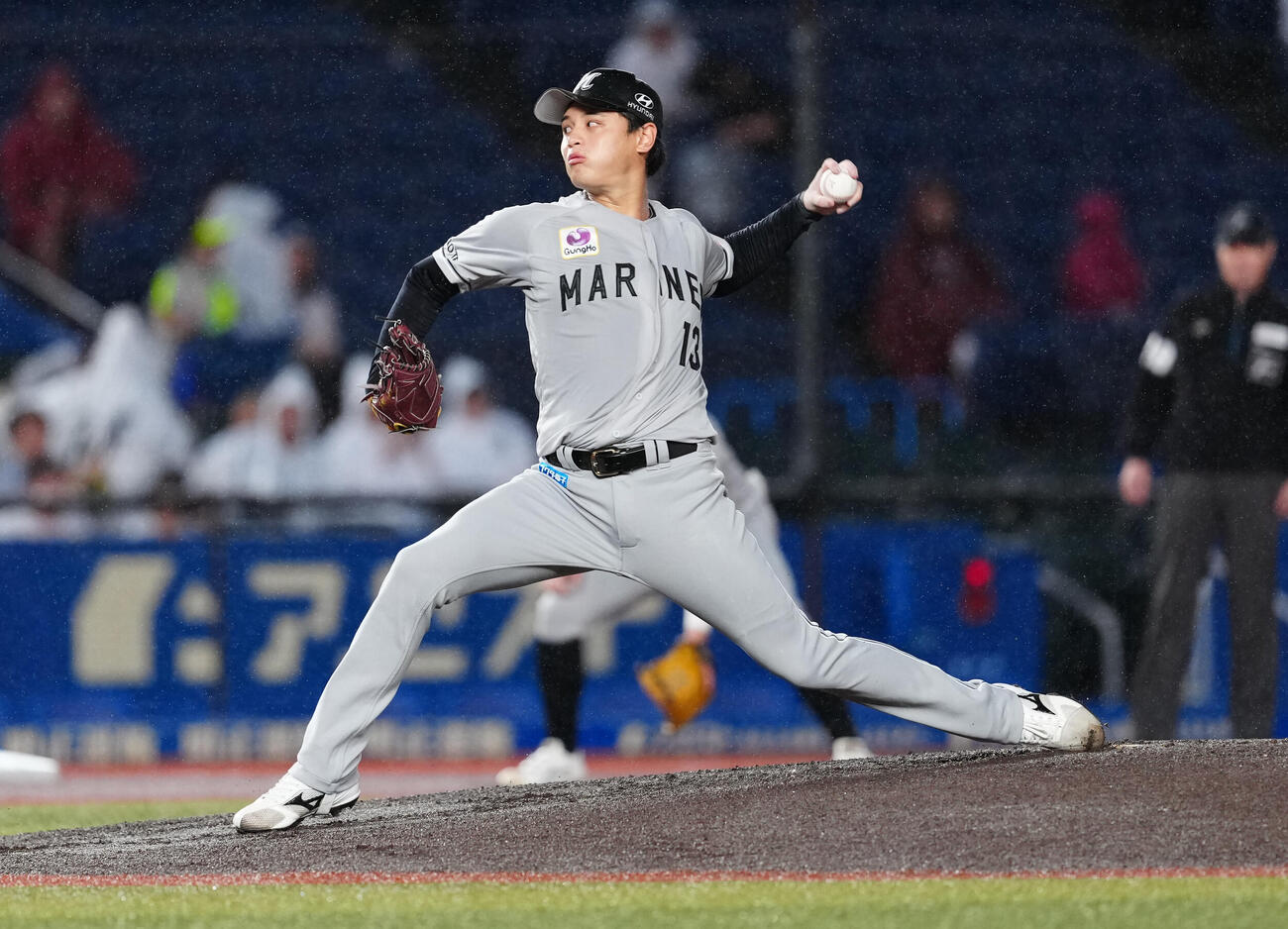 ロッテ対楽天　力投するロッテ先発の毛利海大（撮影・鈴木みどり）