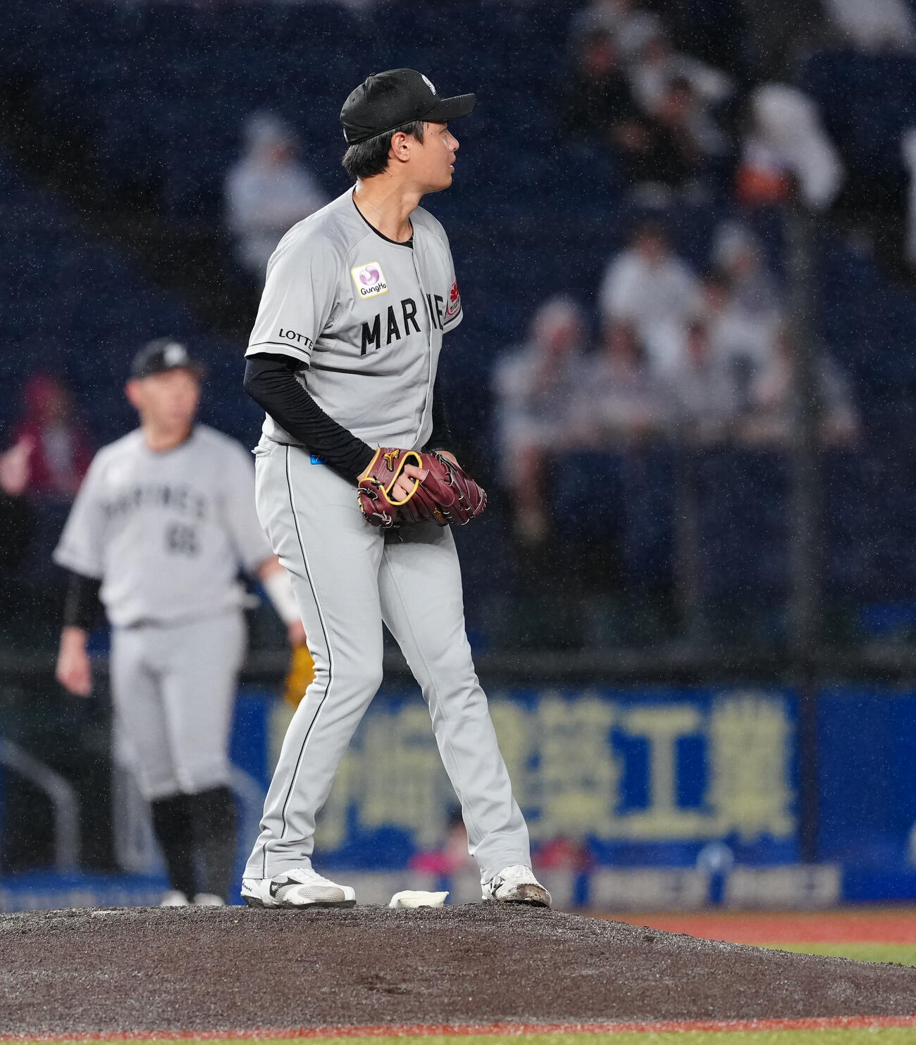 ロッテ対楽天　1回表楽天無死二塁、小郷裕哉に先制の適時二塁打を許し、浮かない表情の毛利海大（撮影・鈴木みどり）