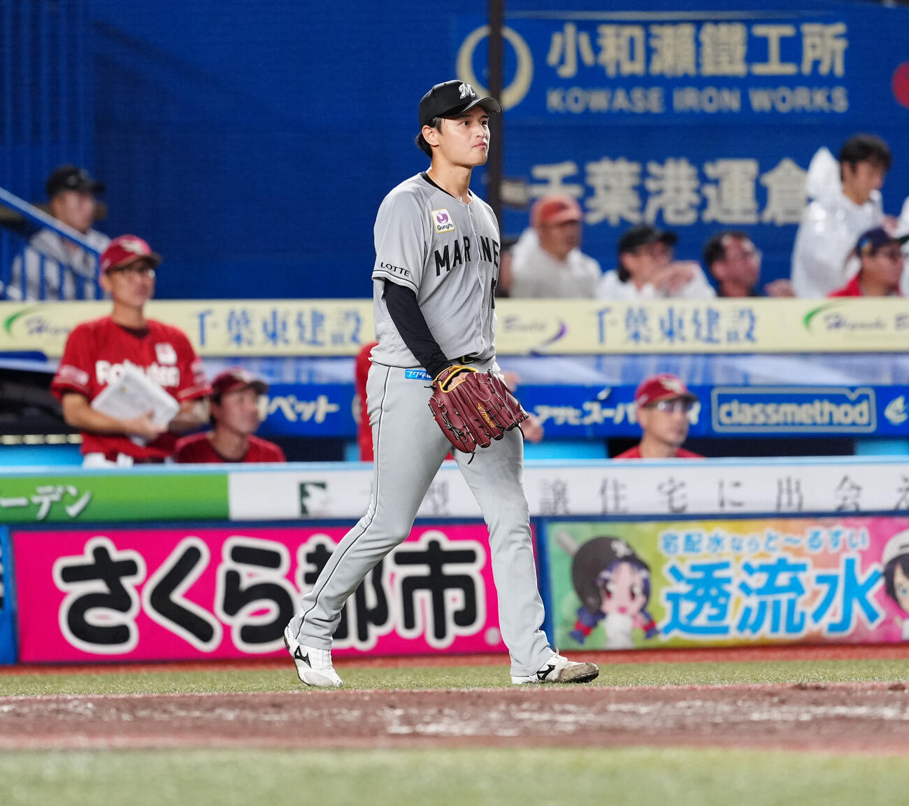 ロッテ対楽天　1回表楽天2死満塁、太田光に適時打を浴び、浮かない表情の毛利海大（撮影・鈴木みどり）