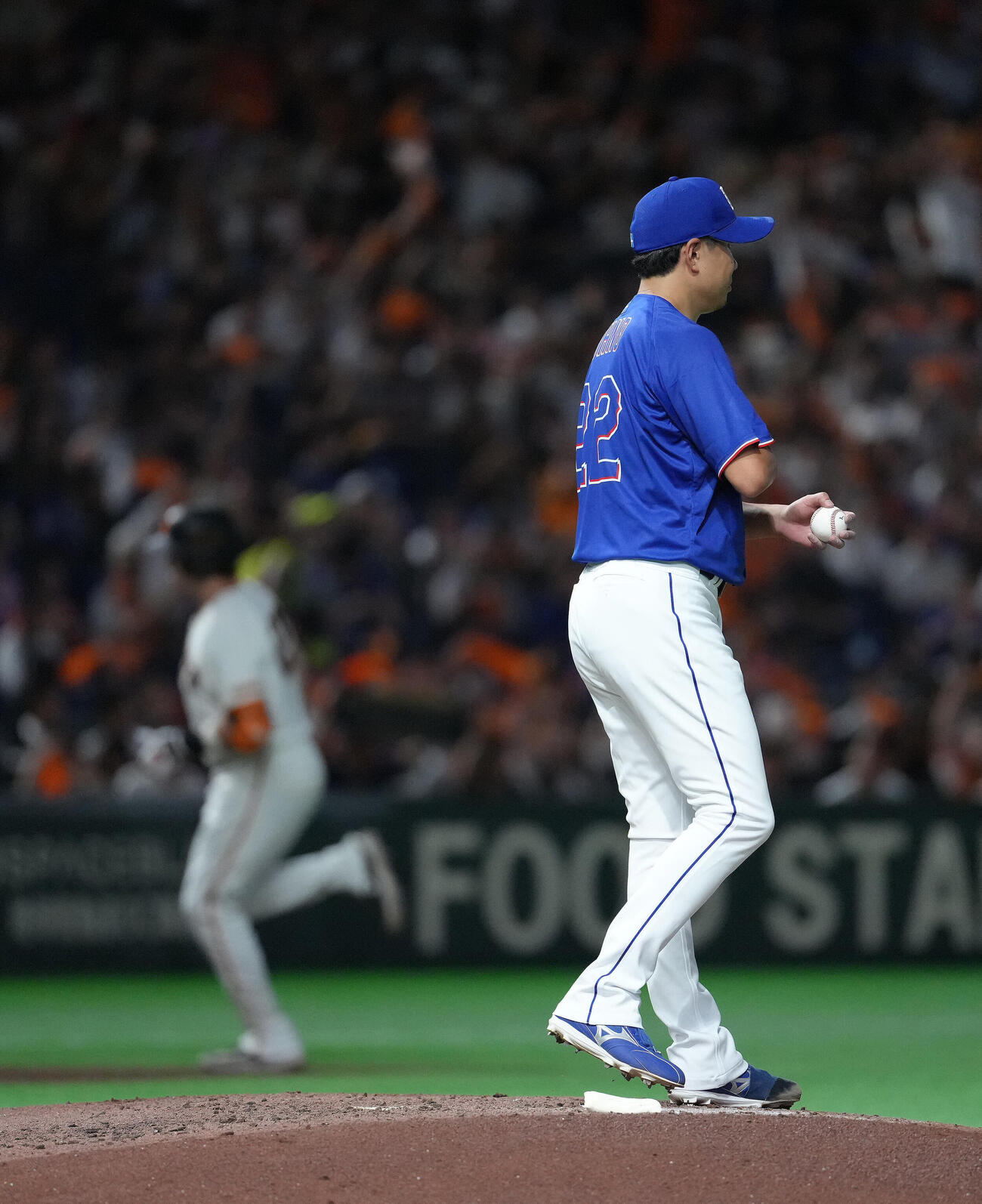 巨人対中日　3回裏巨人2死、ボビー・ダルベック（左）に左越え本塁打を浴びた大野雄大（撮影・足立雅史）