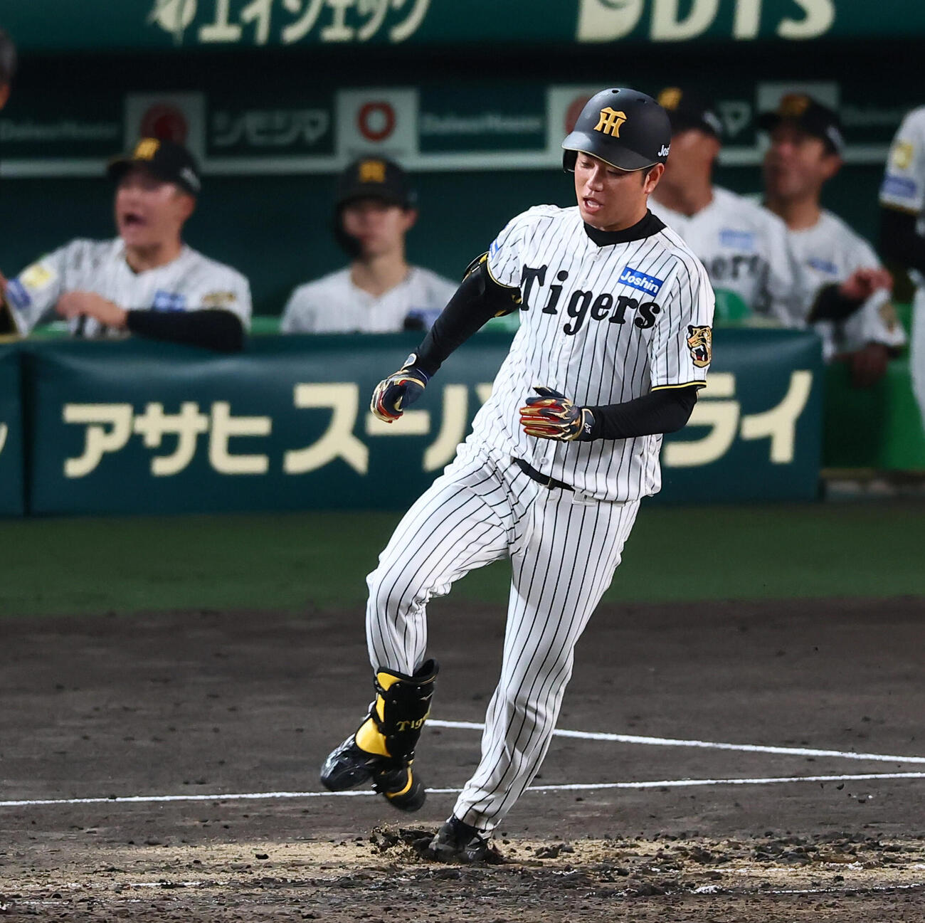 阪神対広島　5回裏阪神2死一塁、右越え二塁打を放つ高橋遥人（撮影・加藤哉）