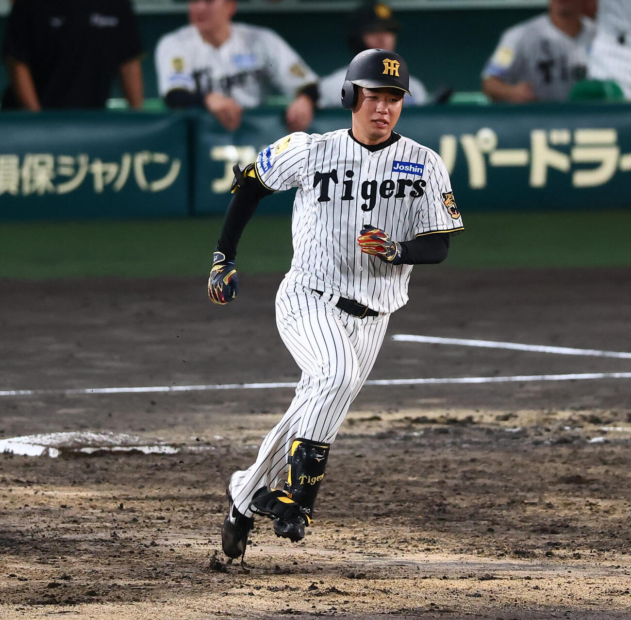 阪神対広島　5回裏阪神2死一塁、右越え二塁打を放つ高橋遥人（撮影・加藤哉）