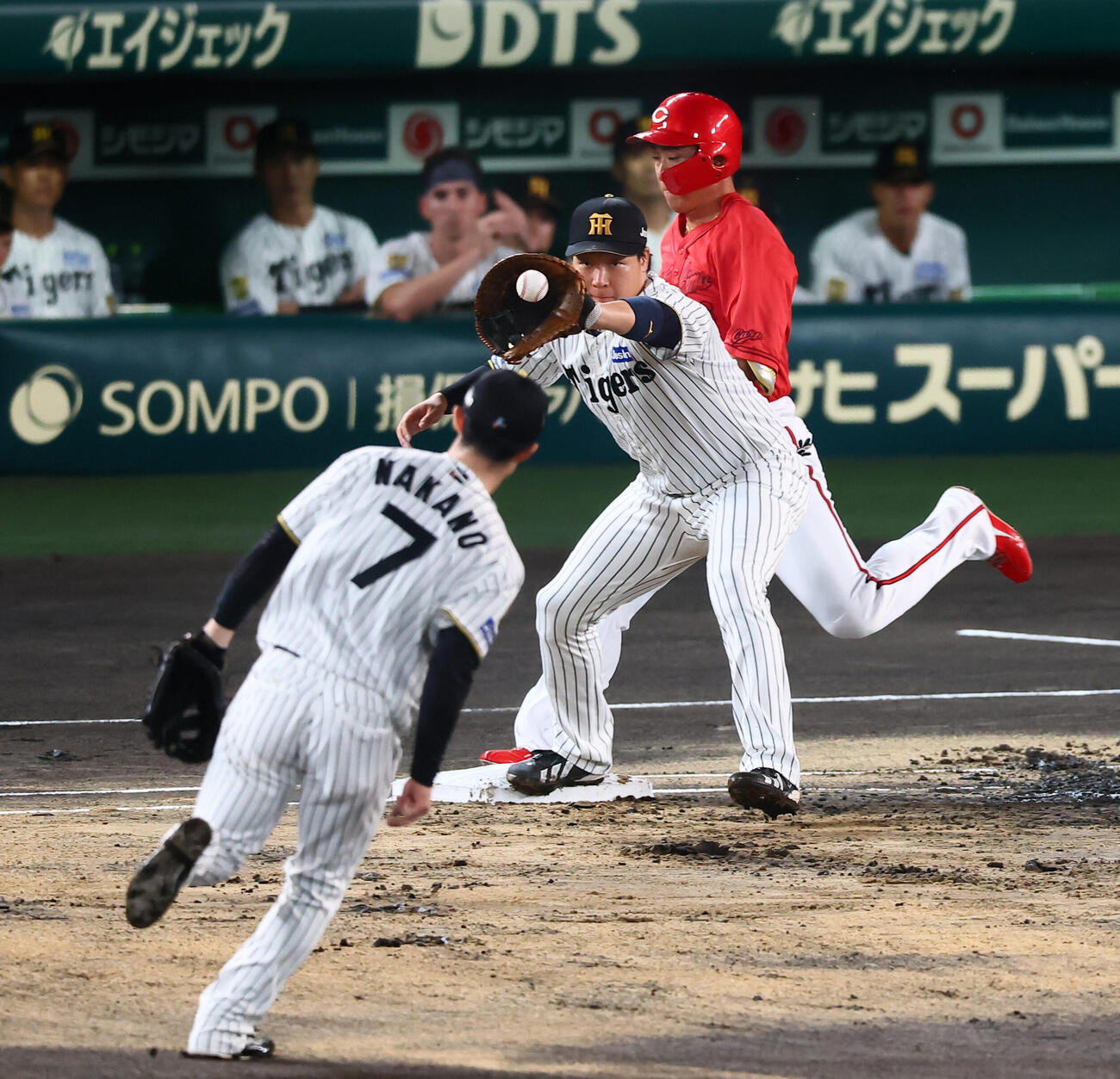阪神対広島　1回表広島1死一塁、中村奨成は二塁内野安打を放つ。一塁手大山悠輔（撮影・加藤哉）