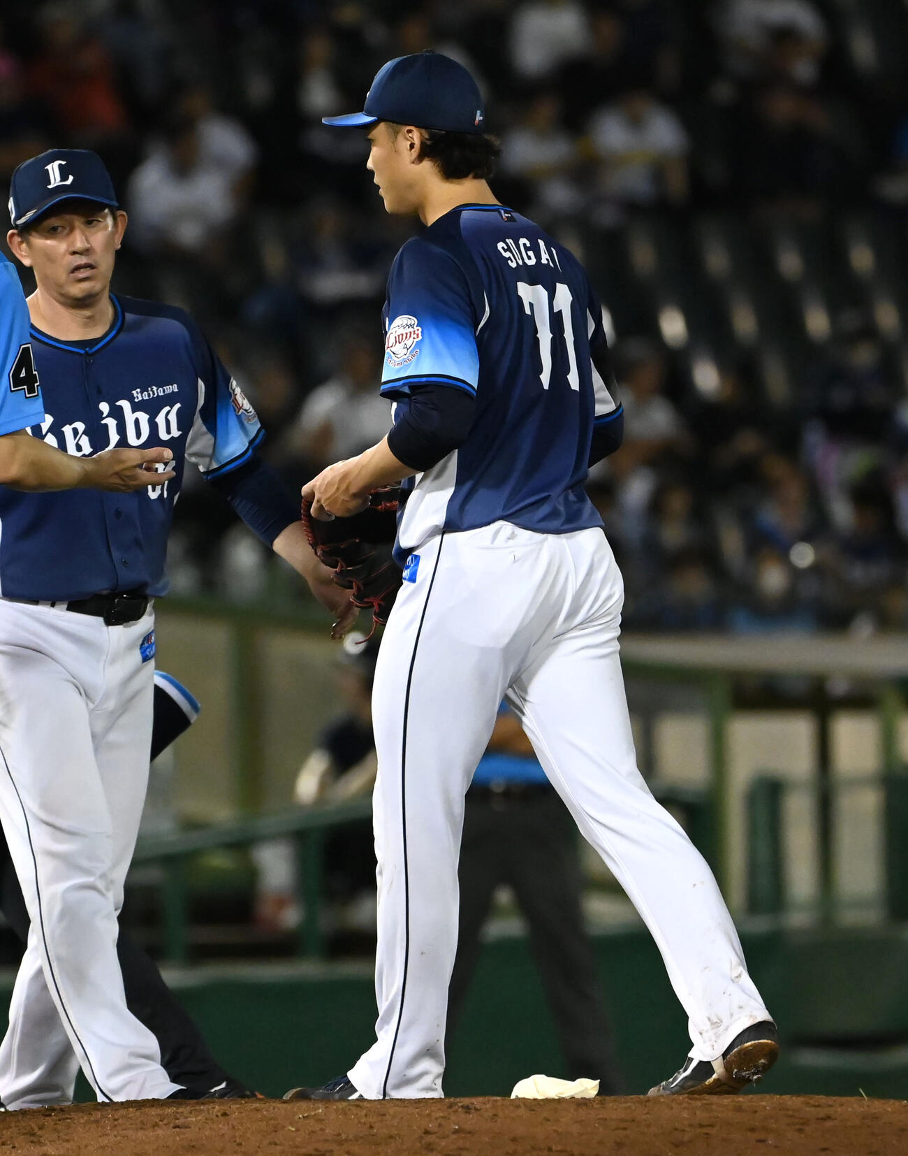 オリックス対西武　4回裏オリックス2死一塁、大城滉二に四球を与え一度治療のためベンチに引き揚げる菅井信也（撮影・石井愛子）