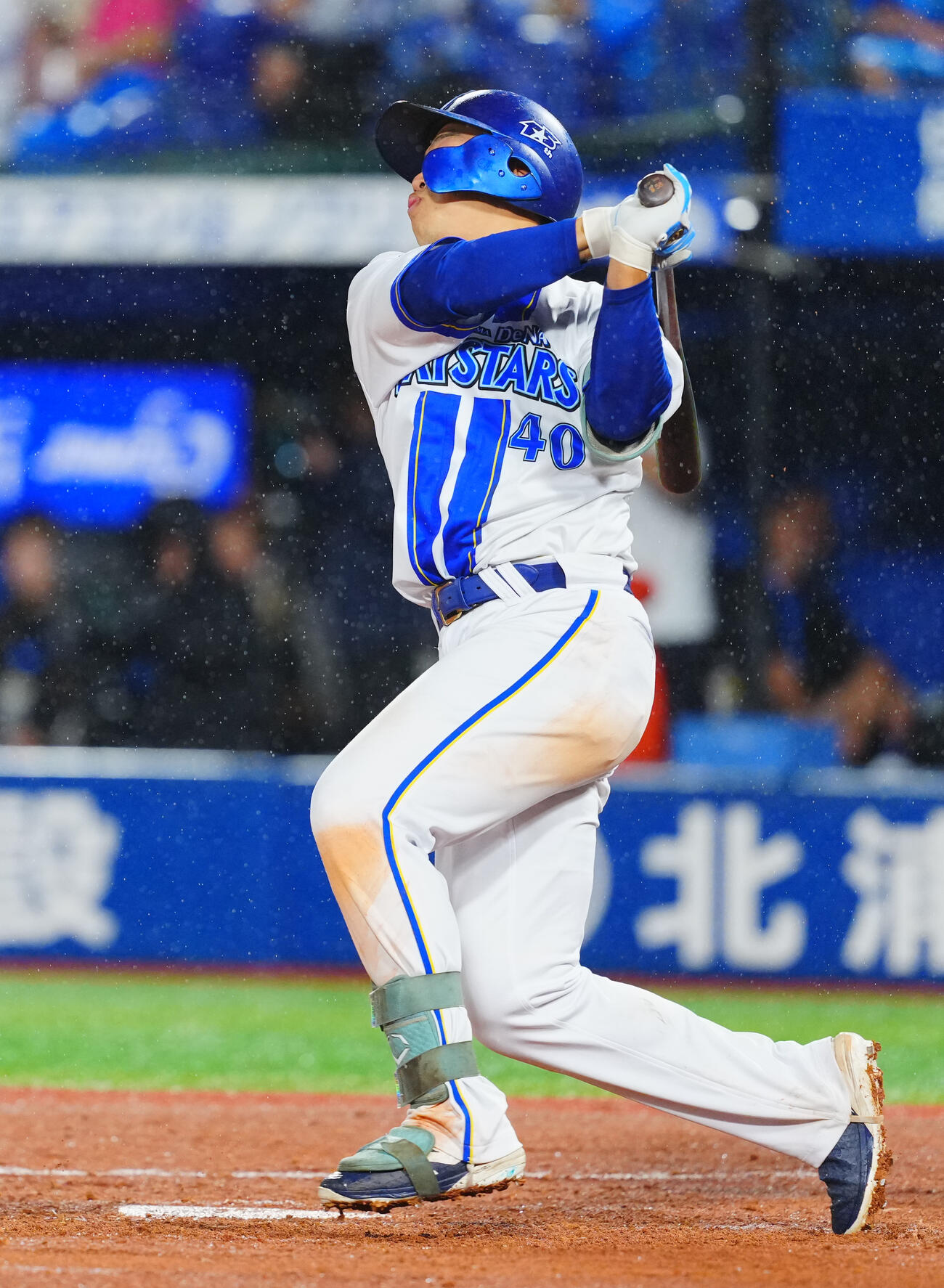 DeNA対ヤクルト　6回裏DeNA1死二、三塁、3点本塁打を放つ井上朋也（撮影・垰建太）