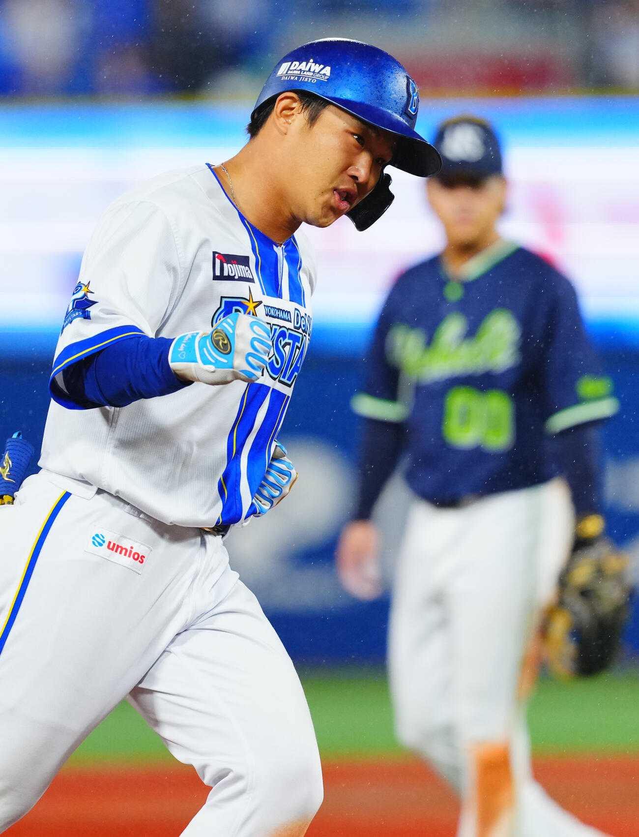 DeNA対ヤクルト　6回裏DeNA1死二、三塁、3点本塁打を放つ井上朋也（撮影・垰建太）