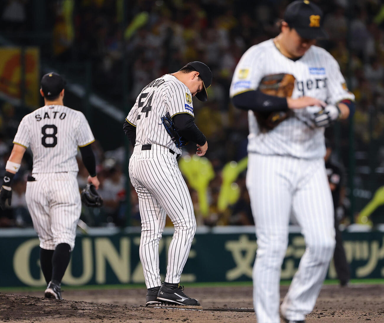 阪神対広島　7回表広島1死一、二塁、木下里都（中央）は菊池涼介の先制適時二塁打で得点を許す（撮影・上田博志）