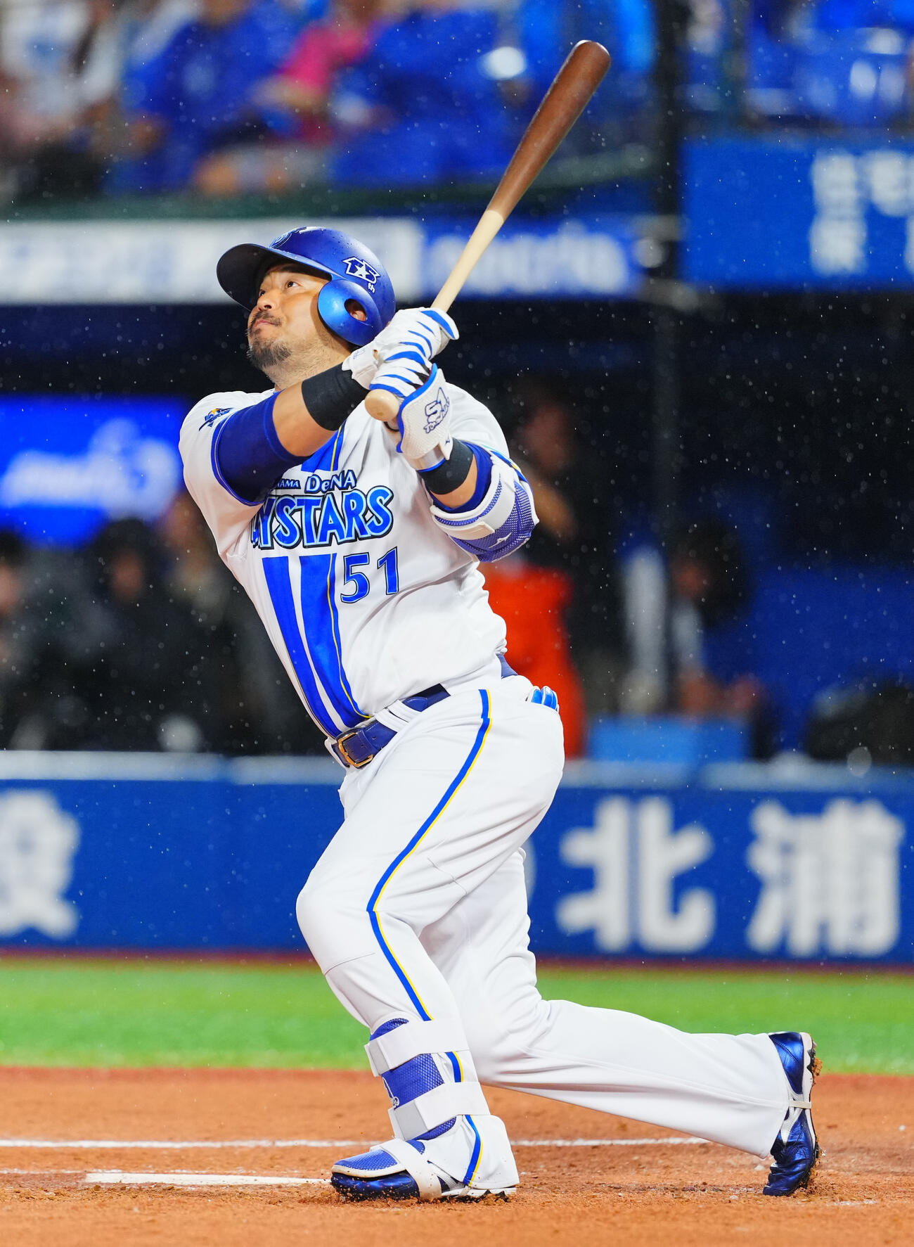 DeNA対ヤクルト　2回裏DeNA無死、左越え本塁打を放つ宮崎敏郎（撮影・垰建太）