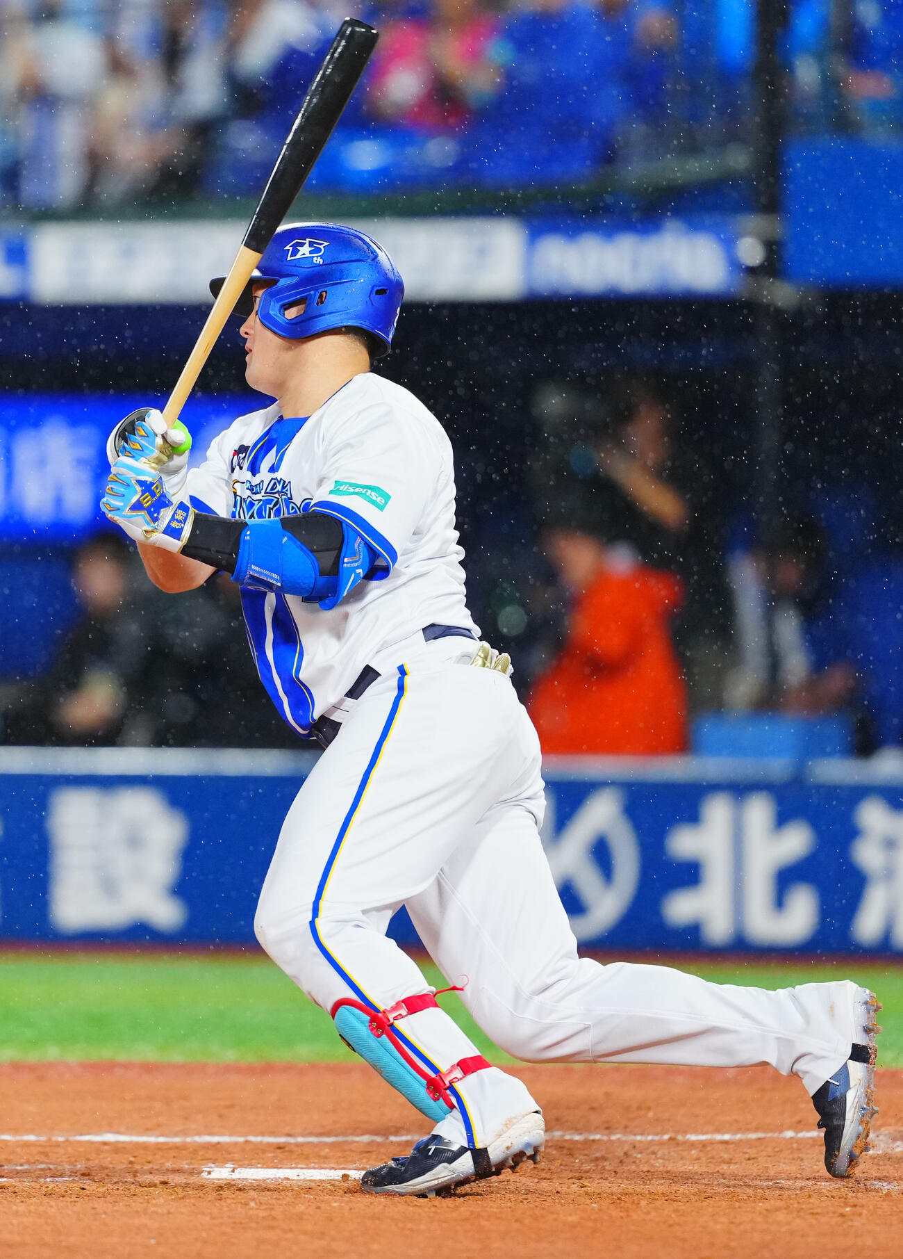 DeNA対ヤクルト　3回裏DeNA無死一塁、中前打を放つ牧秀悟（撮影・垰建太）