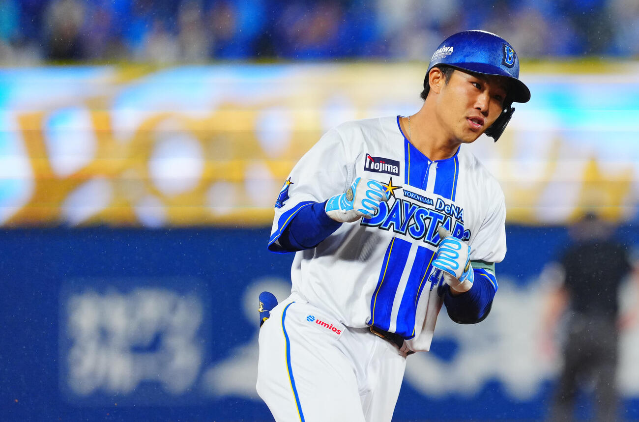 DeNA対ヤクルト　6回裏DeNA1死二、三塁、3点本塁打を放つ井上朋也（撮影・垰建太）